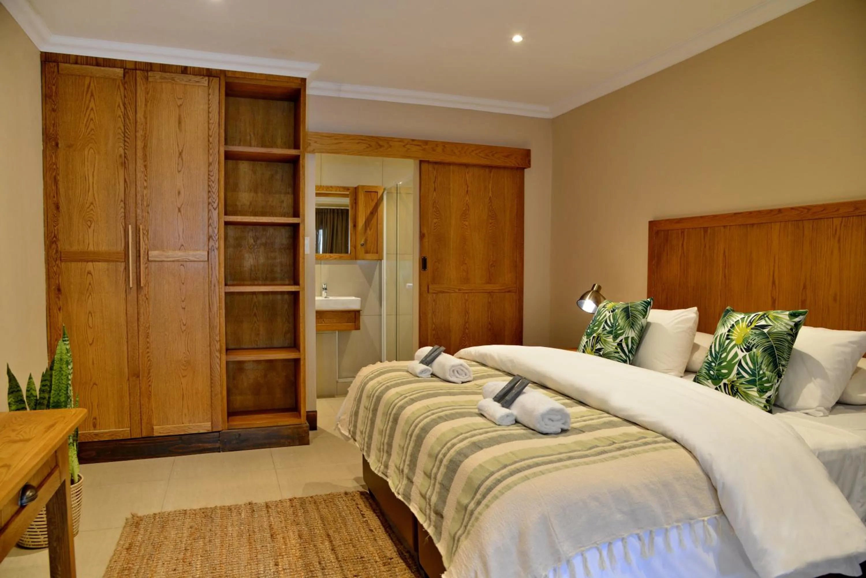 Photo of the whole room, Bed in La Perle