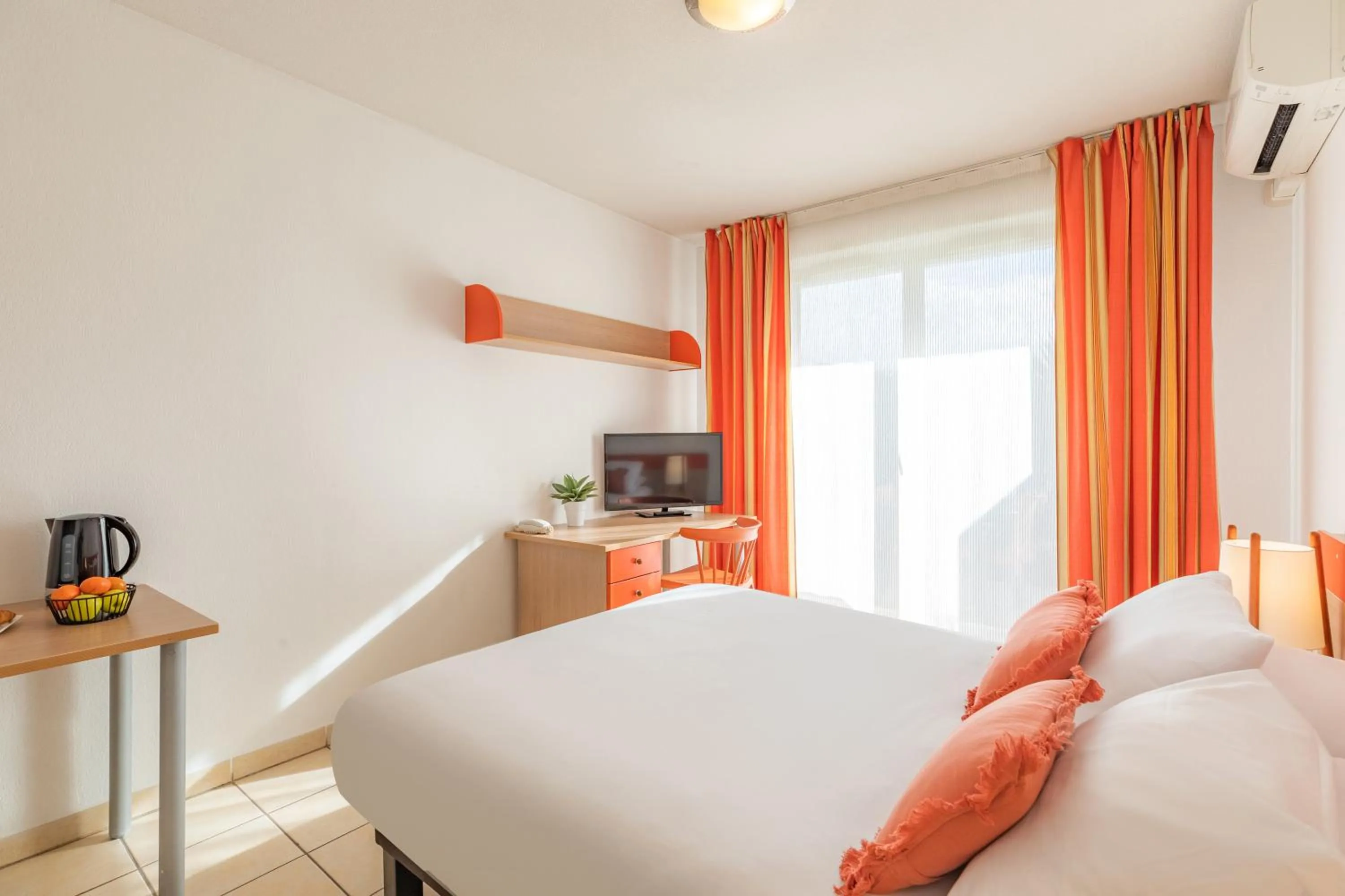 Bed in Appart'City Classic Aix-en-Provence - La Duranne