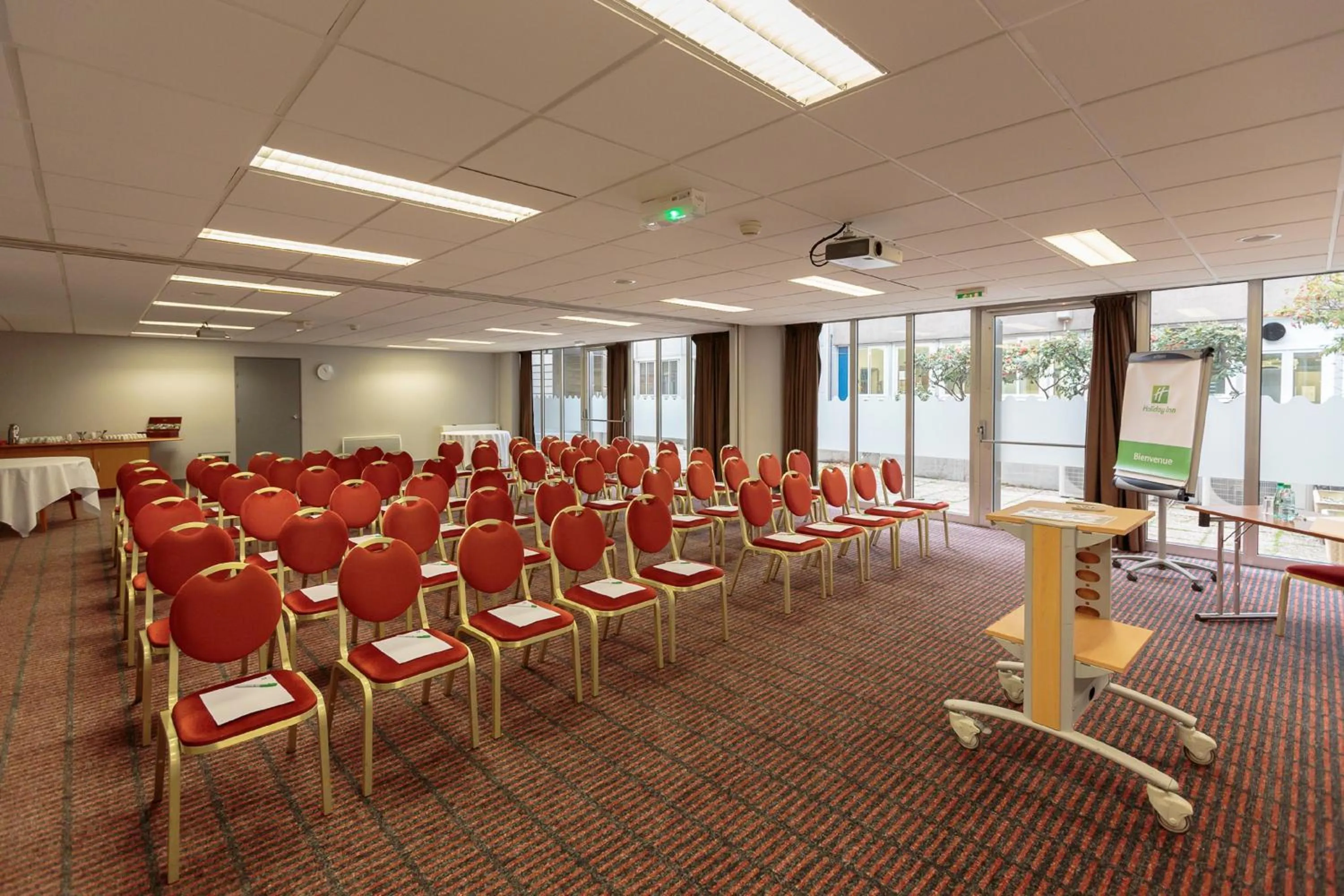 Meeting/conference room in Holiday Inn Clermont Ferrand Centre by IHG