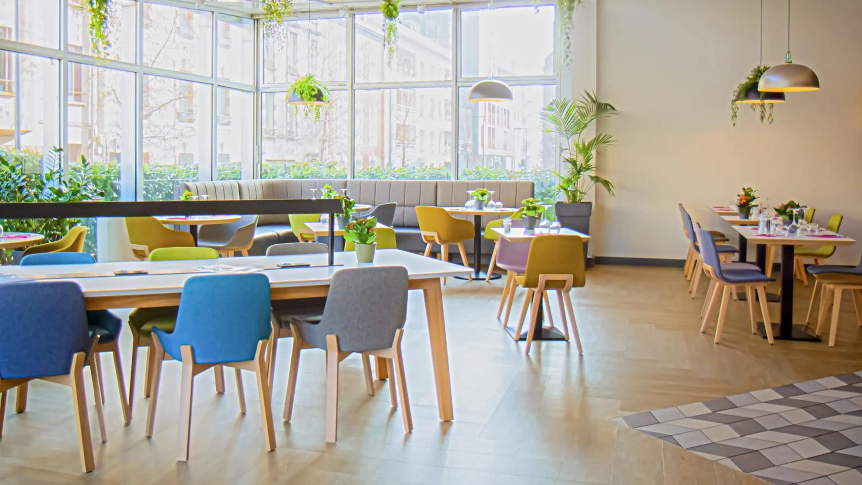 Restaurant/places to eat in Holiday Inn Clermont Ferrand Centre by IHG