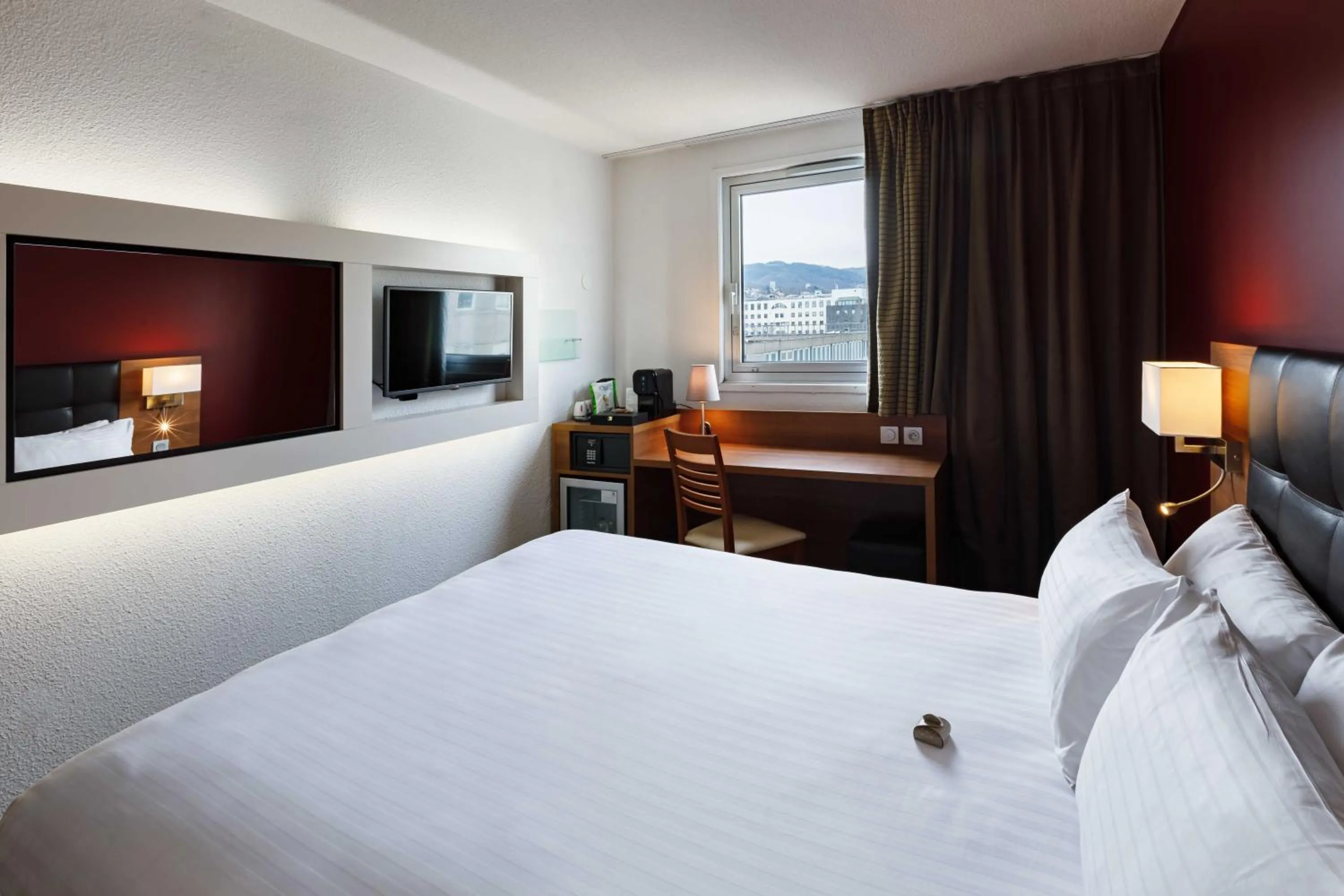 Photo of the whole room, Bed in Holiday Inn Clermont Ferrand Centre by IHG