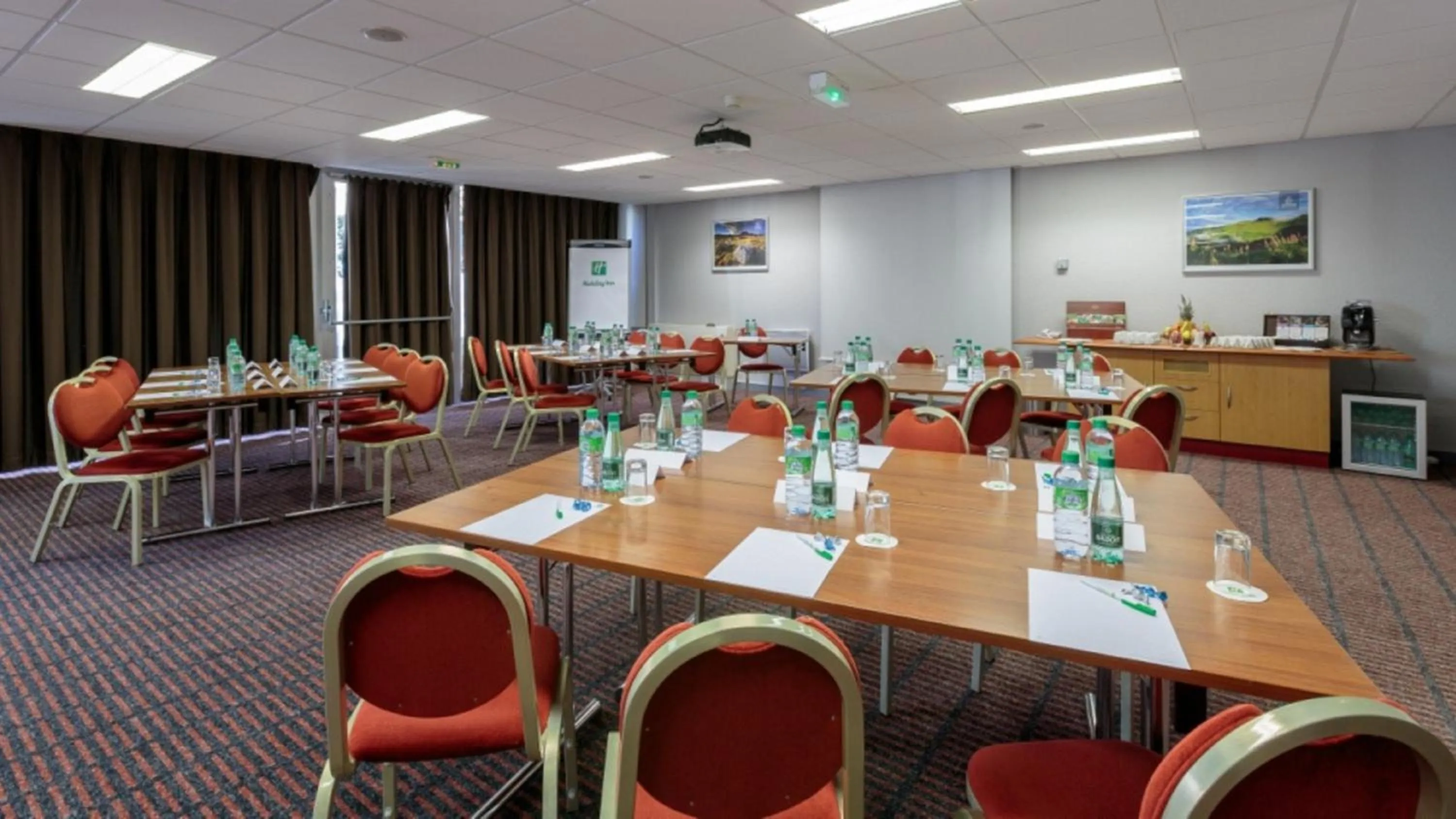 Meeting/conference room in Holiday Inn Clermont Ferrand Centre by IHG