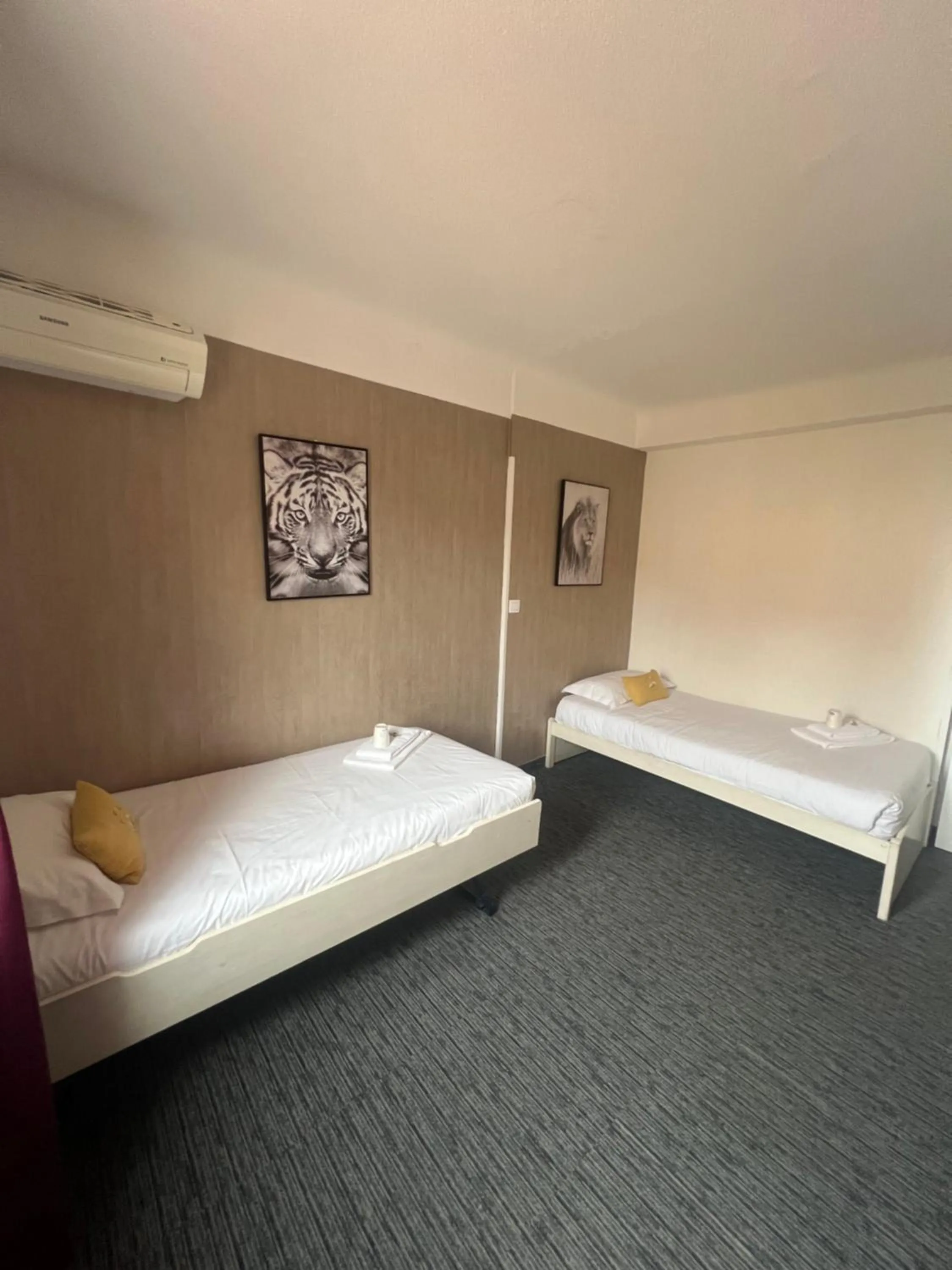 Bed in Le Regina Hôtel et restaurant Canet-plage