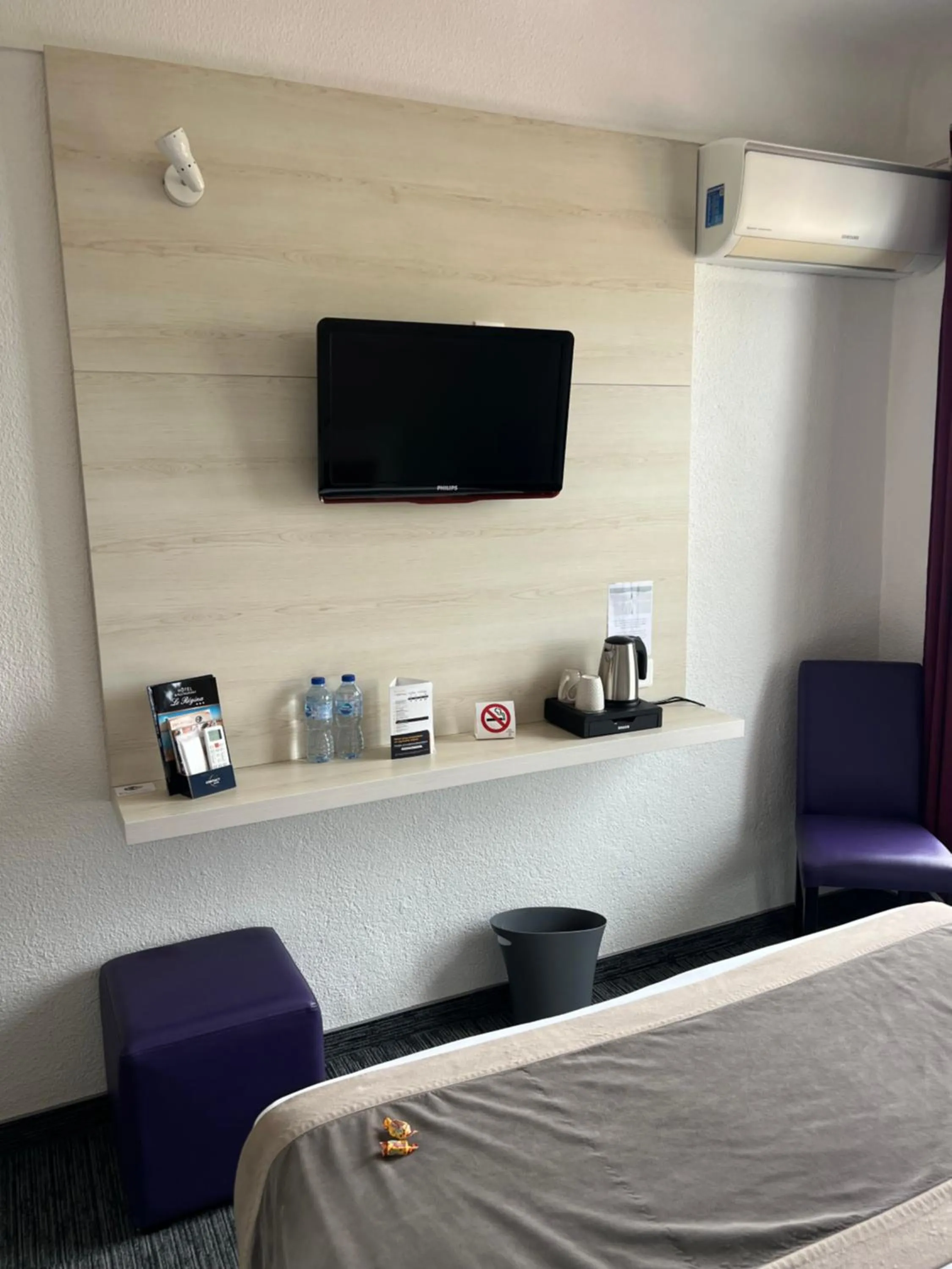 TV and multimedia, Bed in Le Regina Hôtel et restaurant Canet-plage