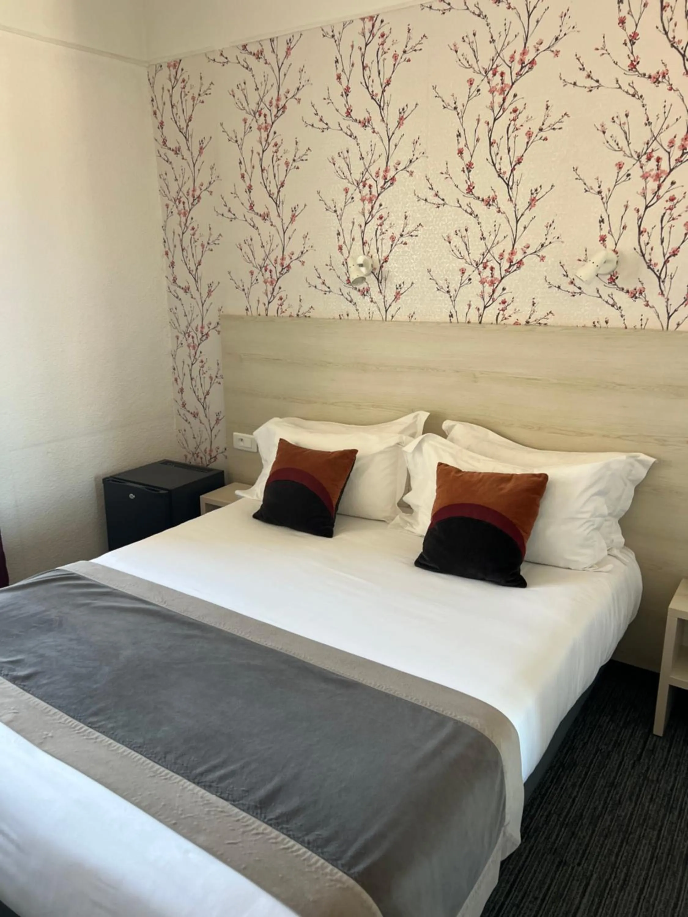 Bed in Le Regina Hôtel et restaurant Canet-plage