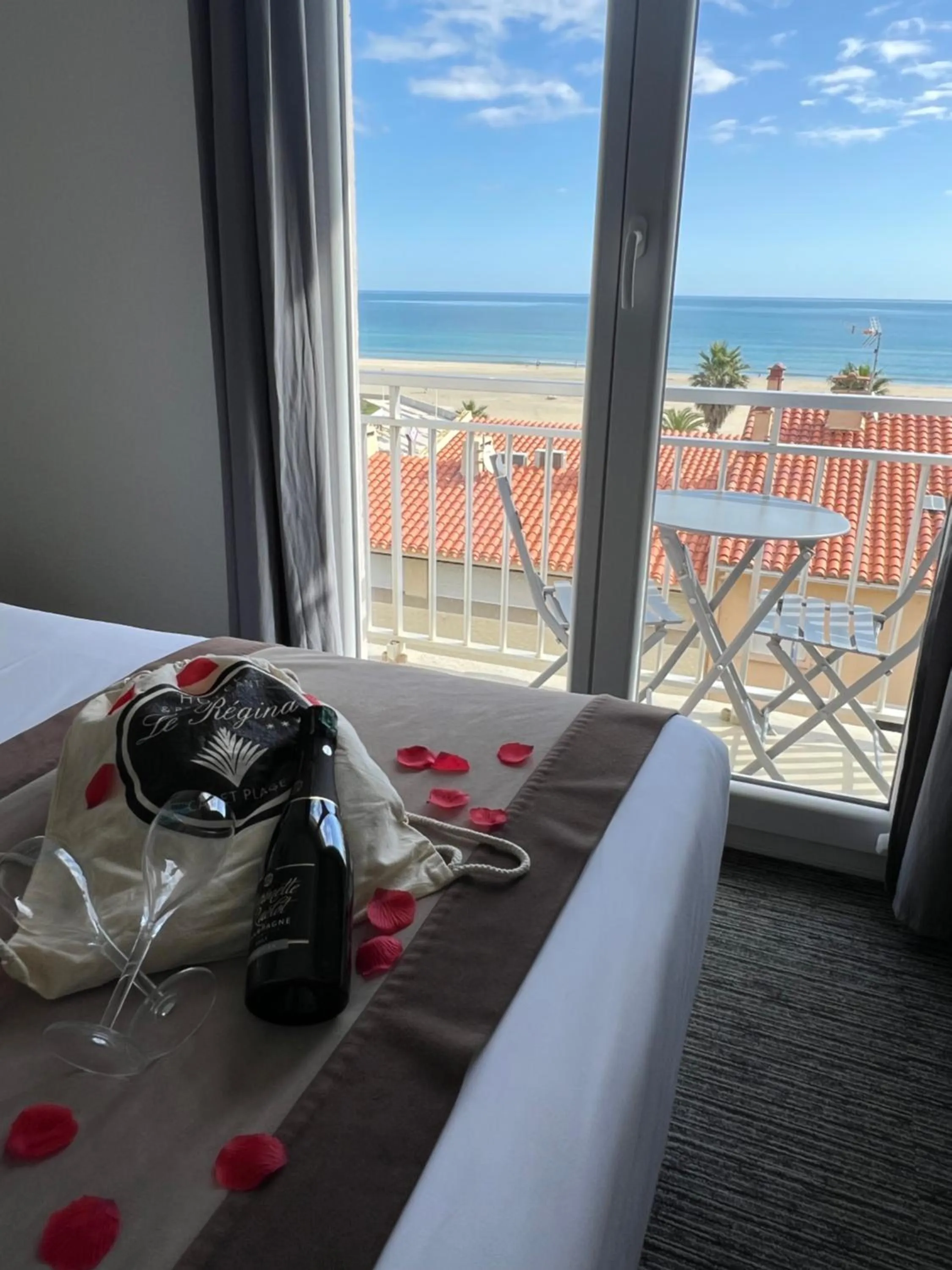 Bed in Le Regina Hôtel et restaurant Canet-plage