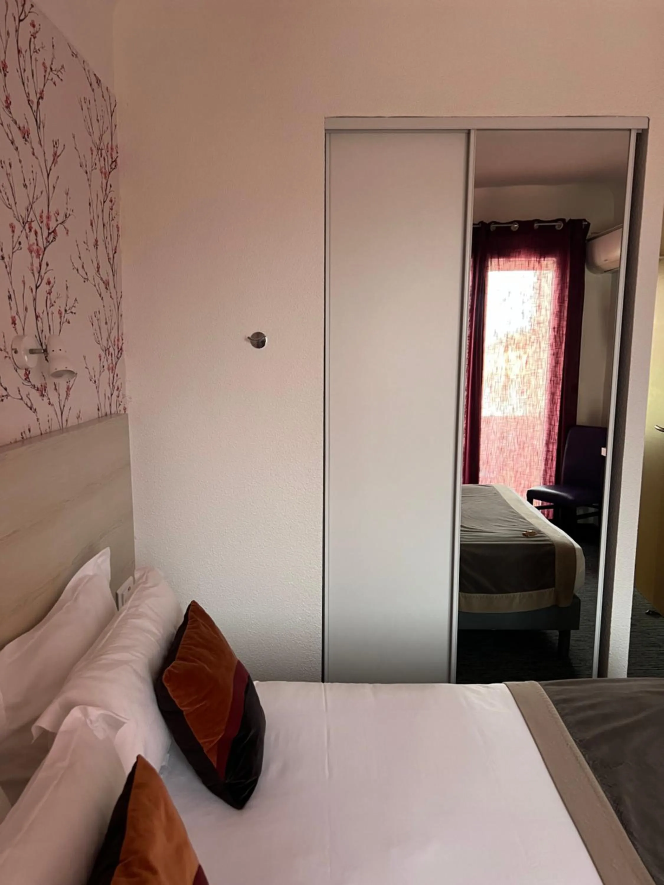 Bed in Le Regina Hôtel et restaurant Canet-plage