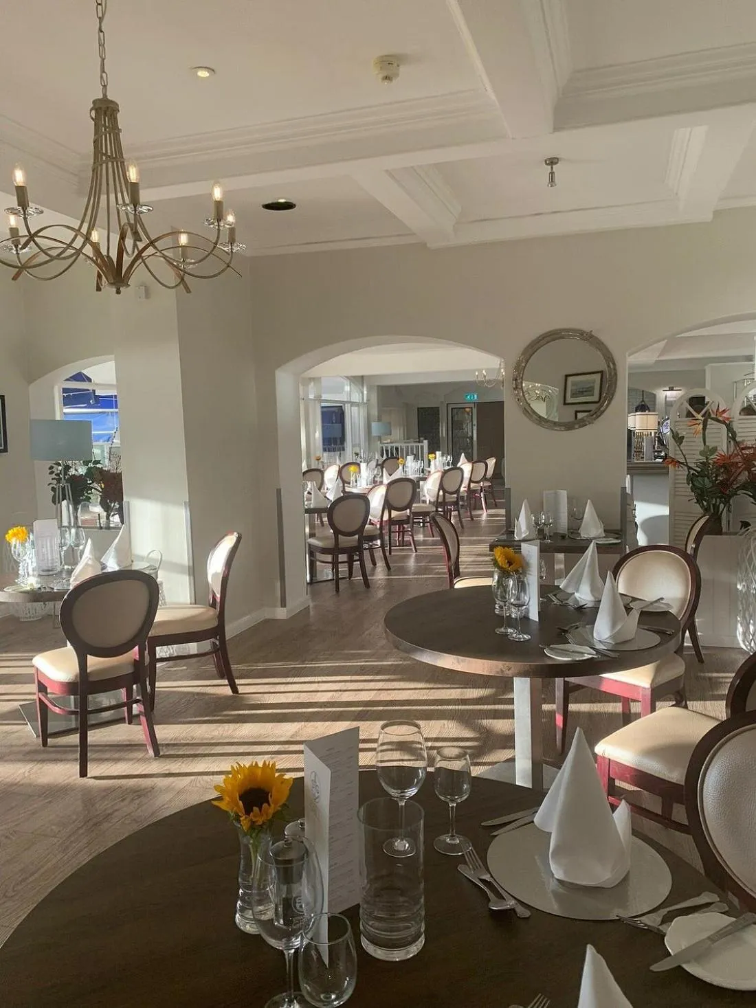 Restaurant/places to eat in The Commodore Hotel