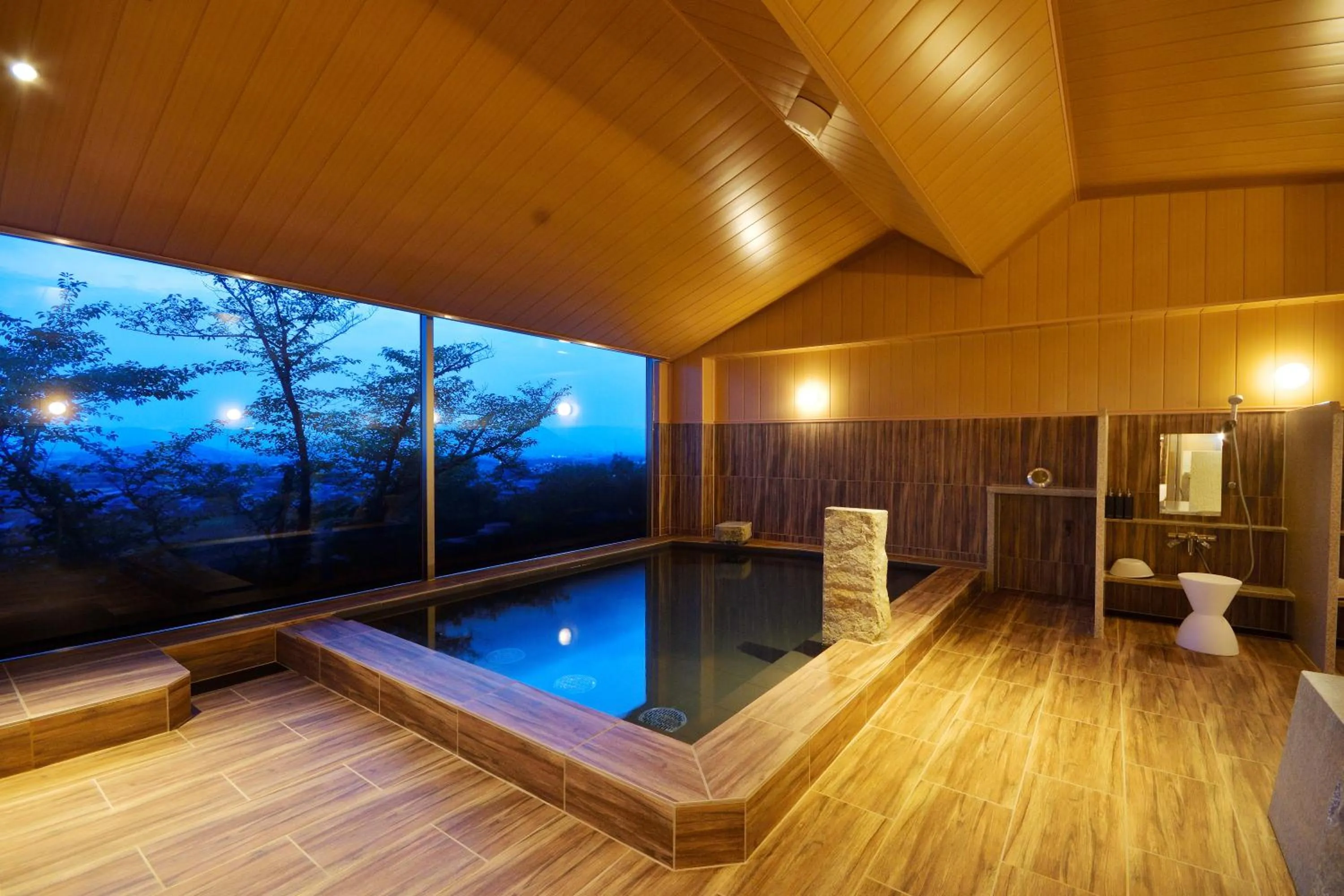 Hot Spring Bath in THE CHELSEA BREATH