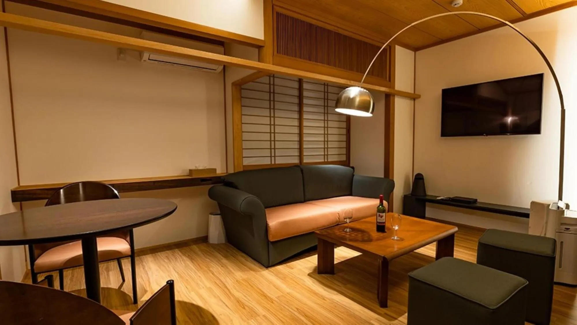 Area and facilities in THE CHELSEA BREATH