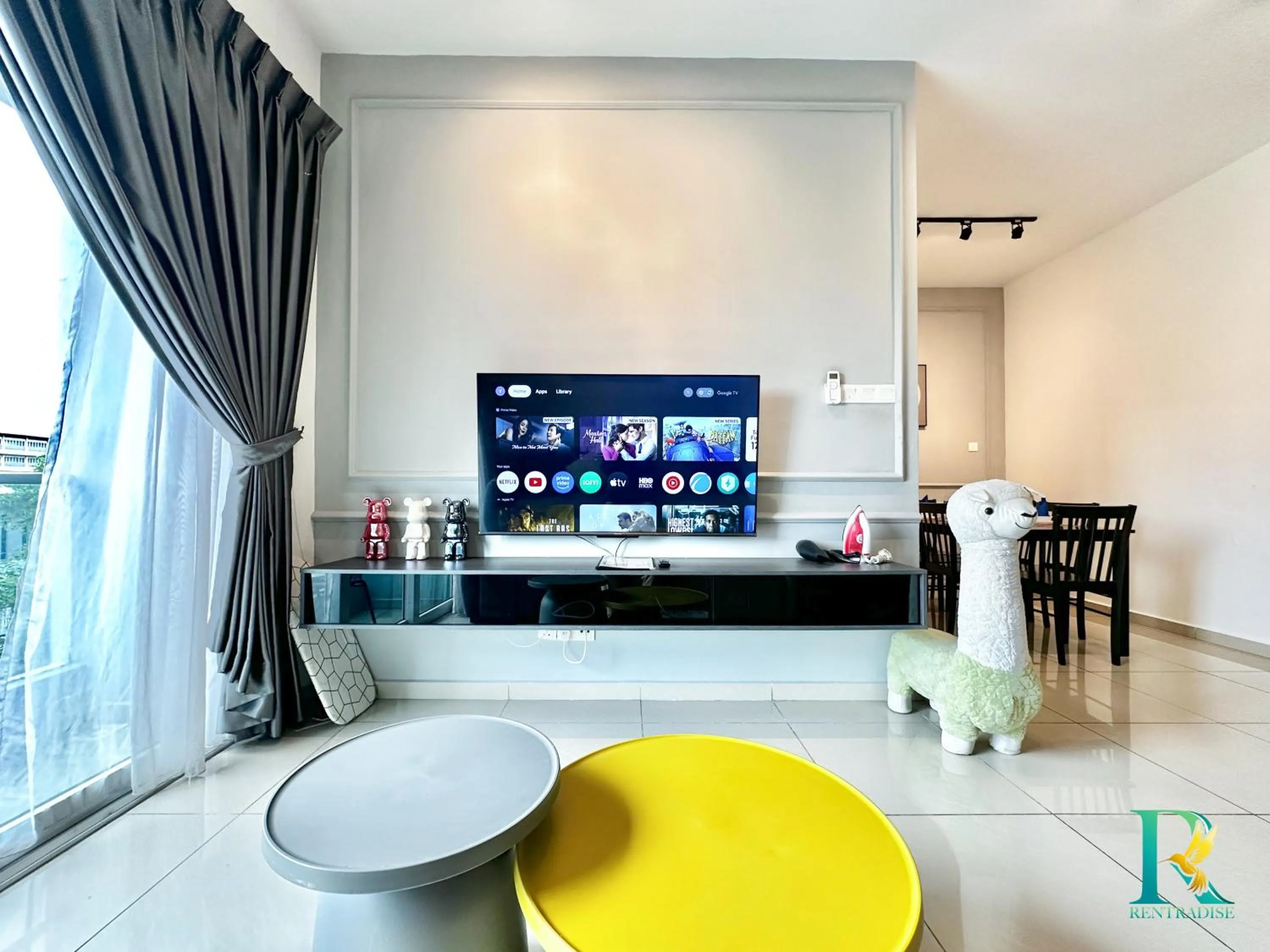 TV and multimedia in Seasons Luxury Apartment By RR JBcity