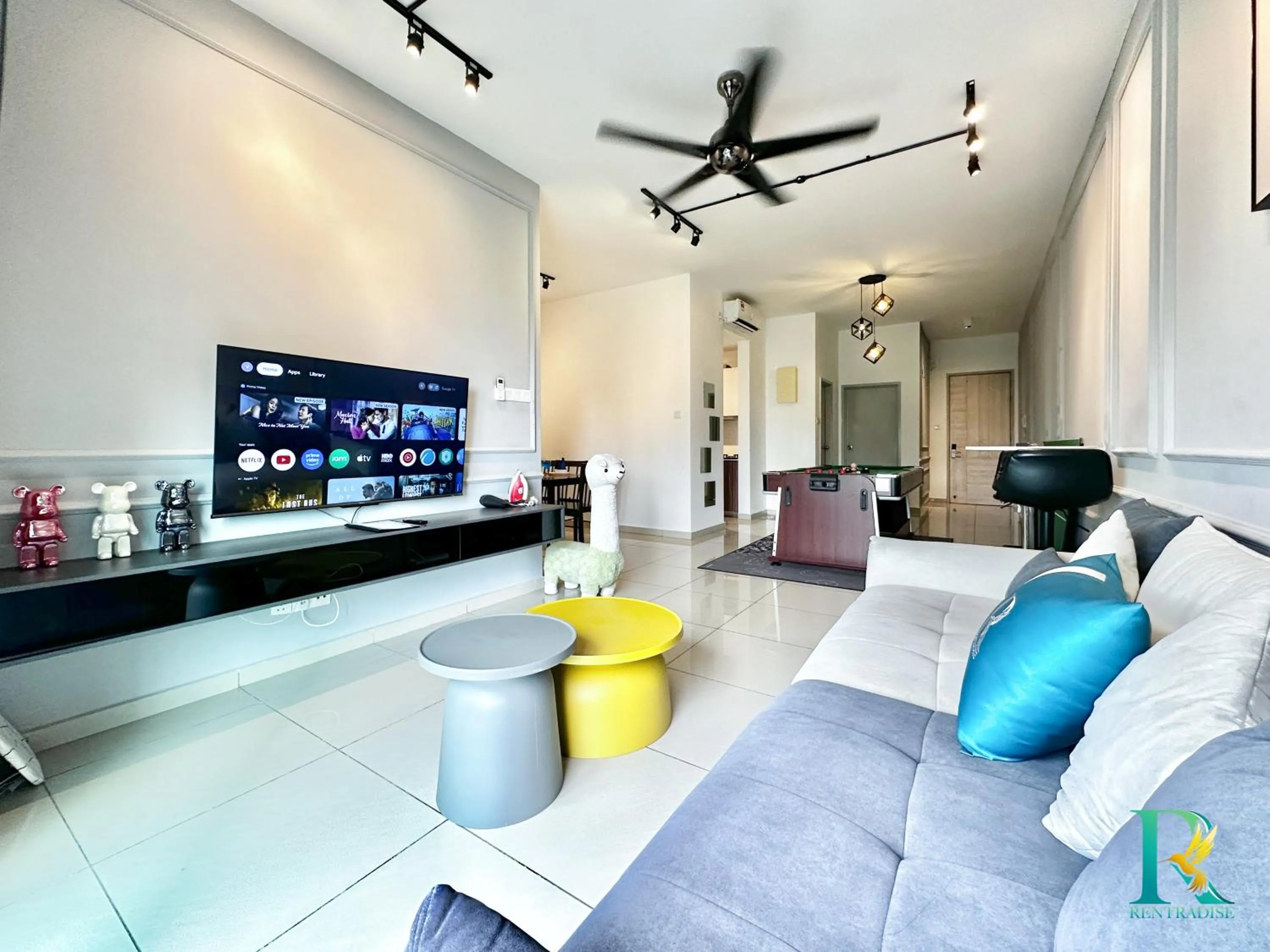 TV and multimedia in Seasons Luxury Apartment By RR JBcity
