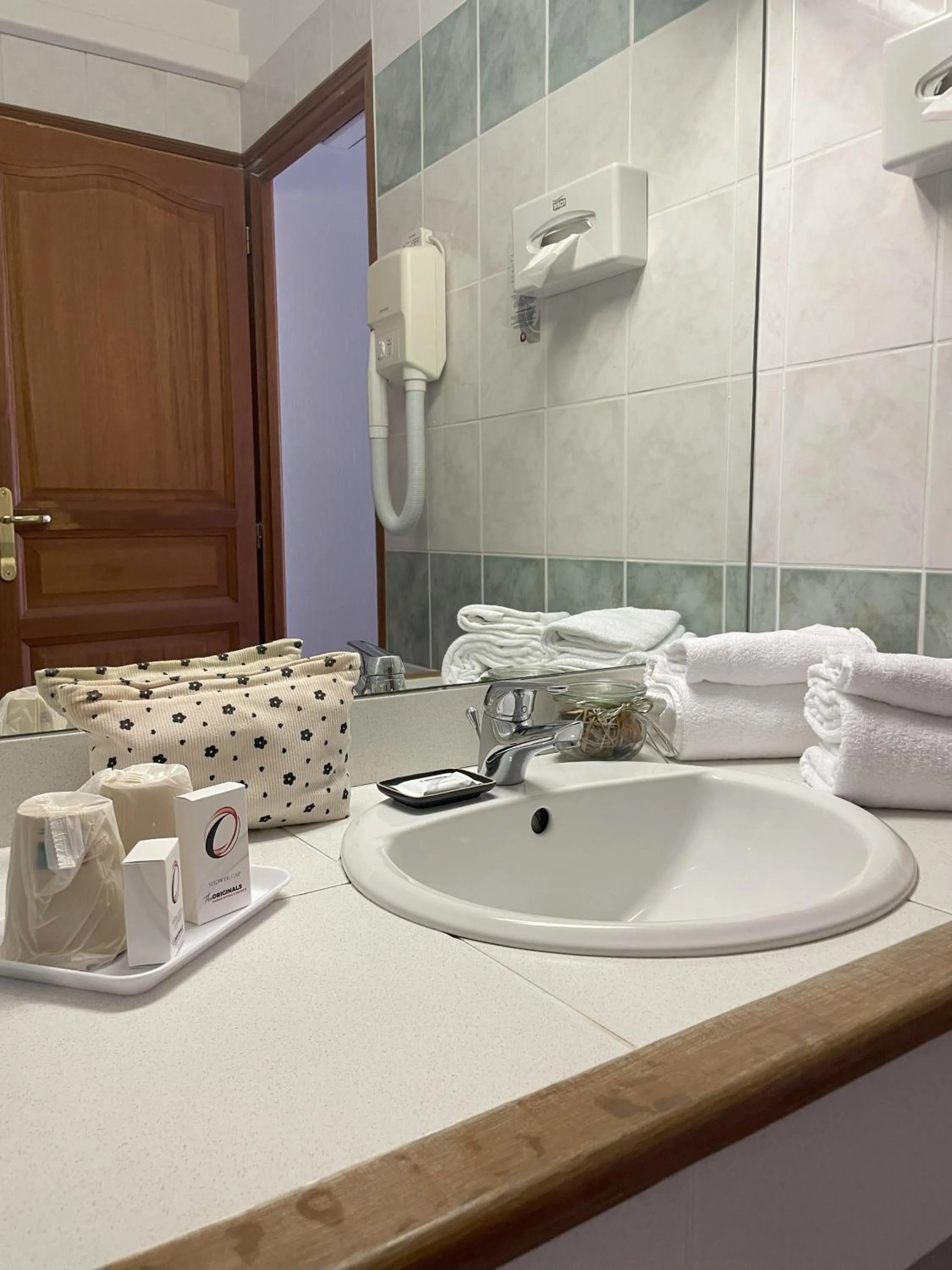 Bathroom in The Originals Boutique, Hôtel Clos Sainte Marie, Nevers