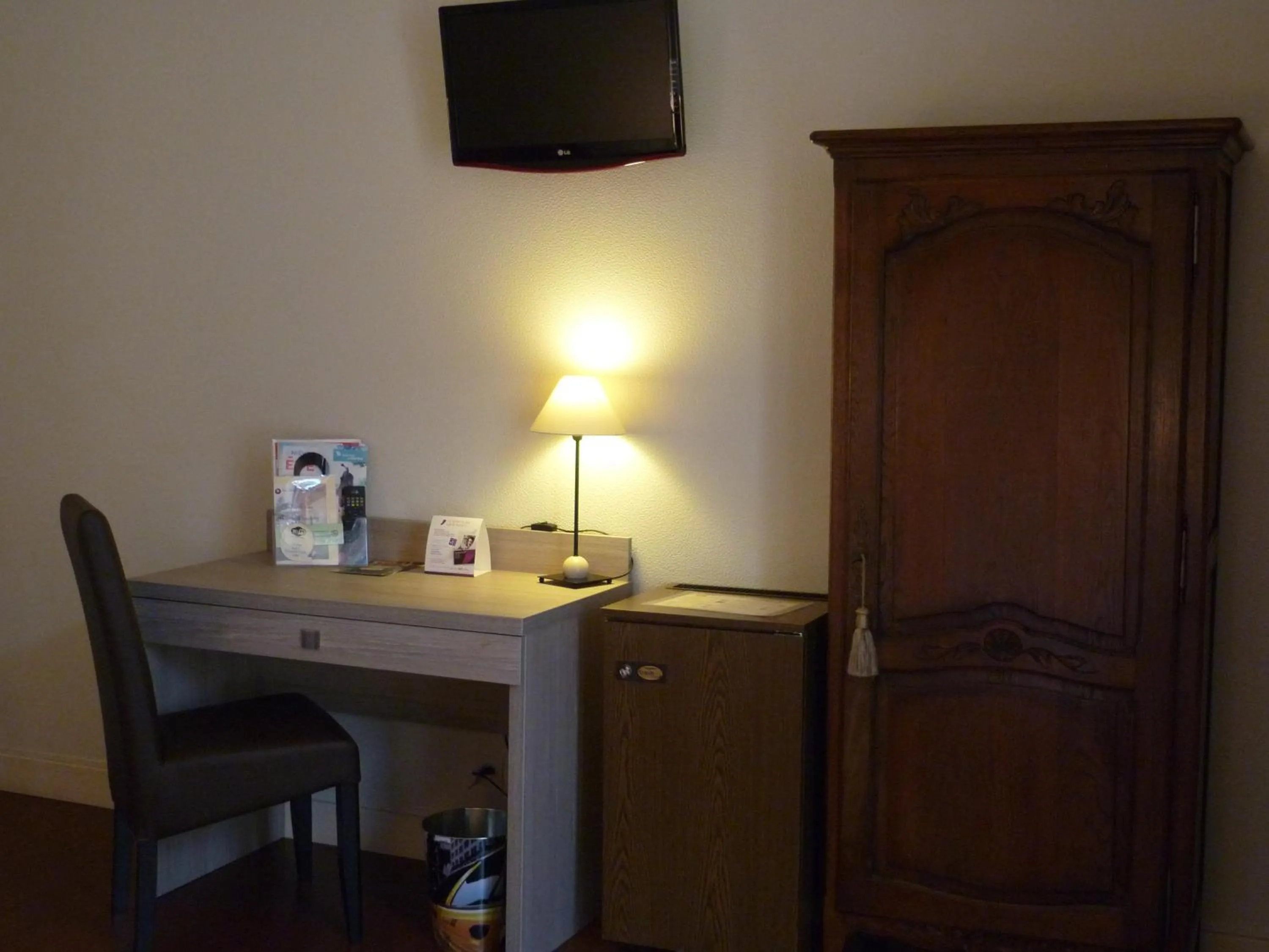 hair dresser in The Originals Boutique, Hôtel Clos Sainte Marie, Nevers