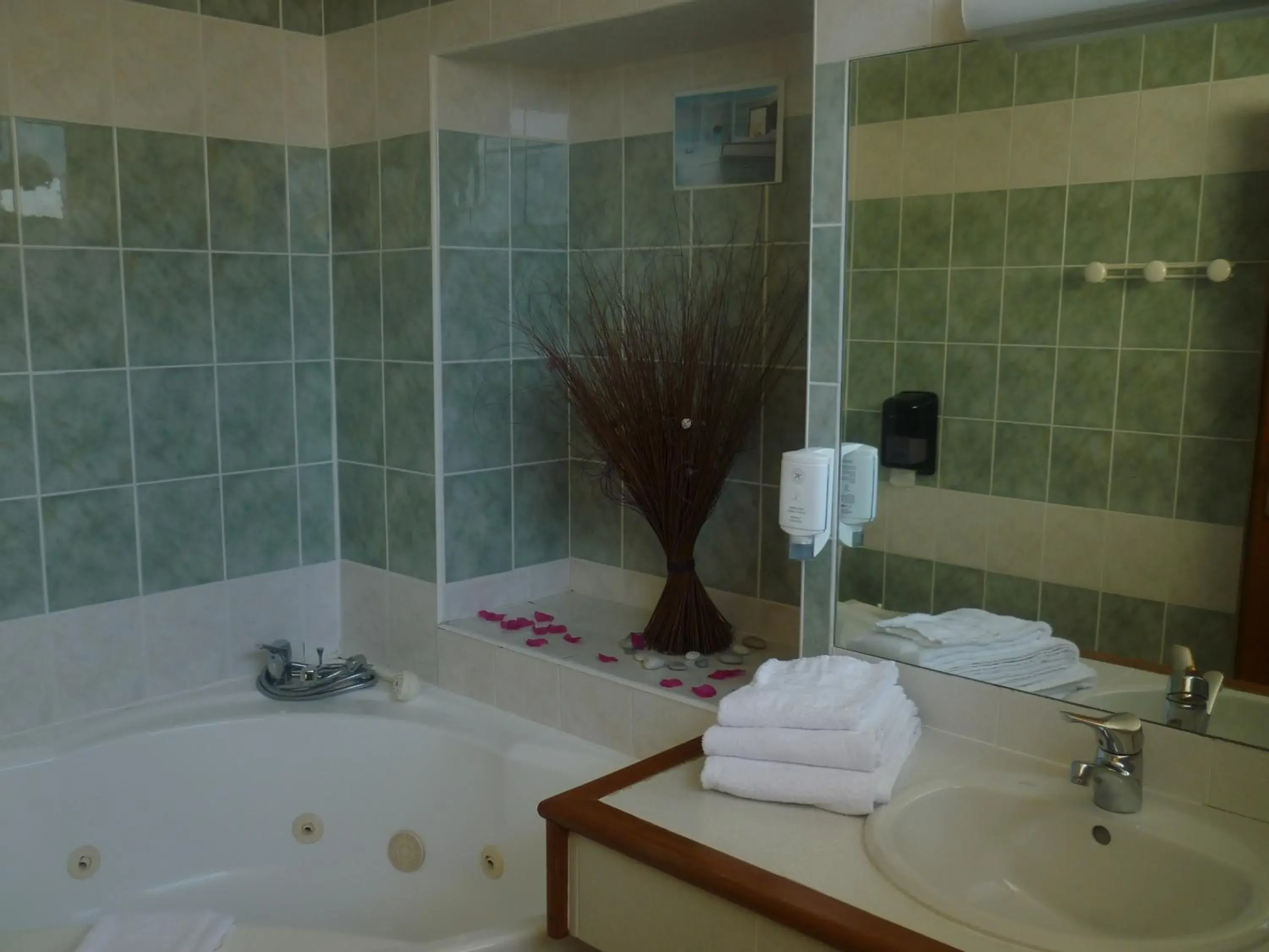 Suite in The Originals Boutique, Hôtel Clos Sainte Marie, Nevers Suite in The Originals Boutique, Hôtel Clos Sainte Marie, Nevers