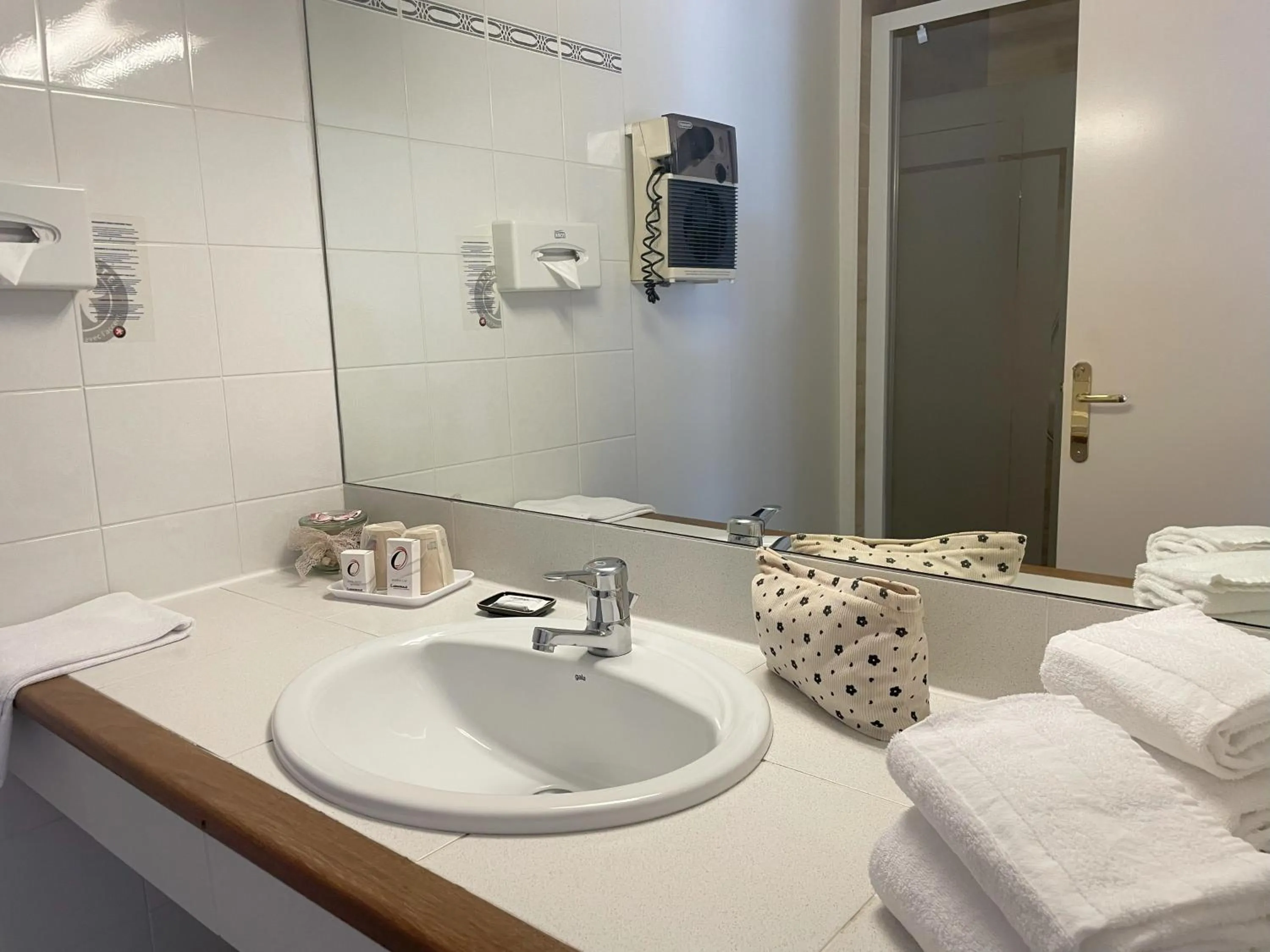 Bathroom in The Originals Boutique, Hôtel Clos Sainte Marie, Nevers