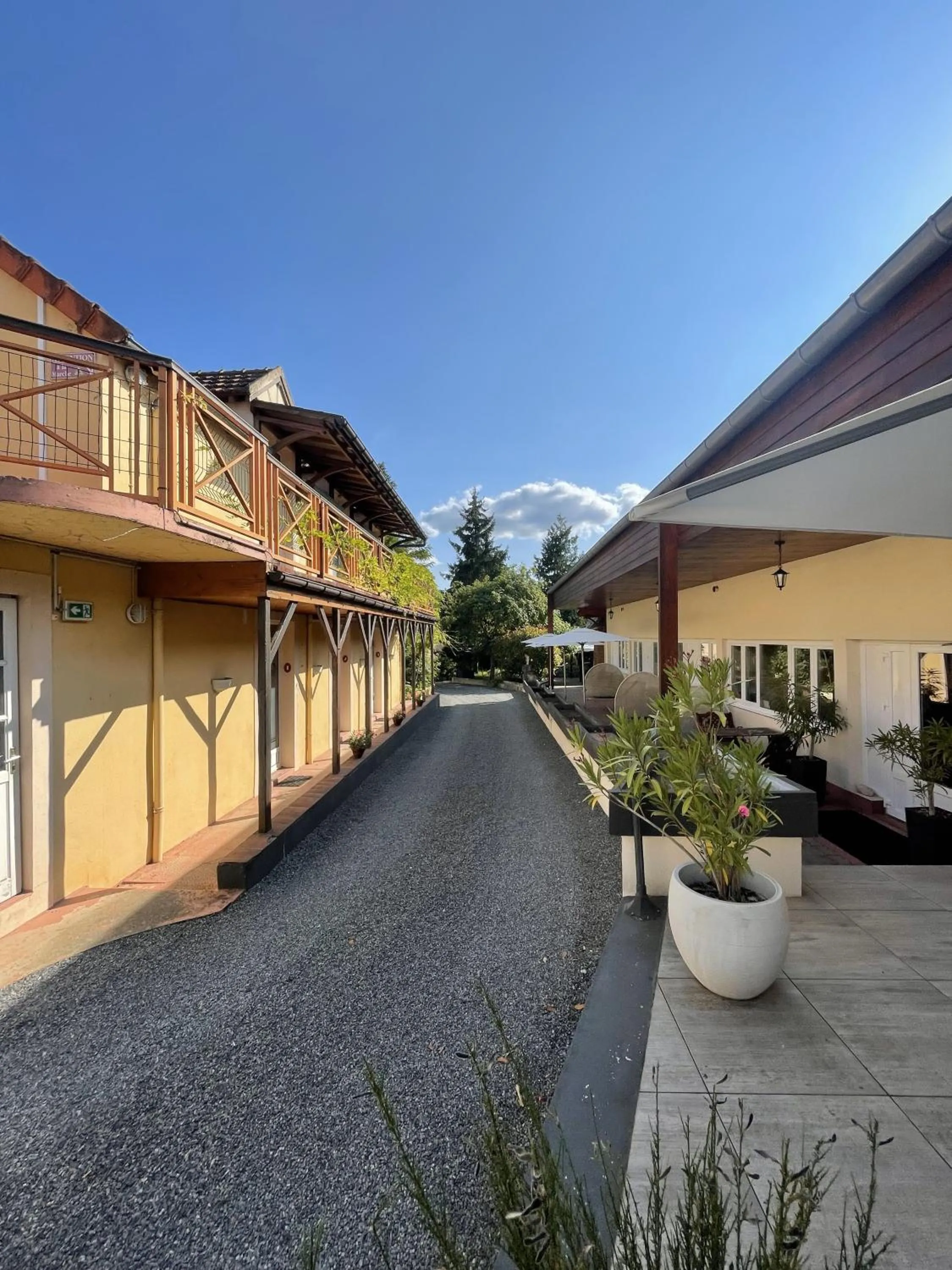 Patio in The Originals Boutique, Hôtel Clos Sainte Marie, Nevers