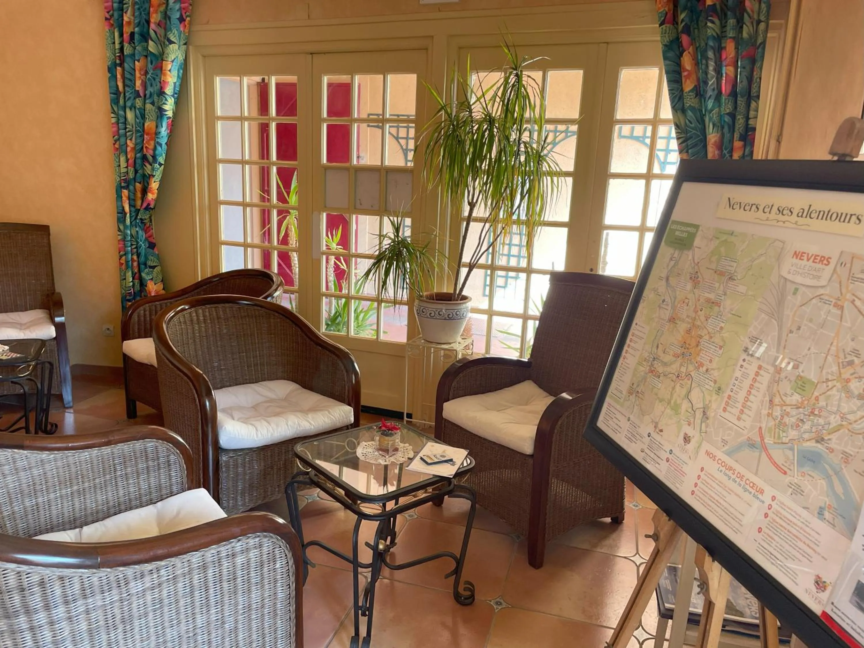 Lobby or reception in The Originals Boutique, Hôtel Clos Sainte Marie, Nevers