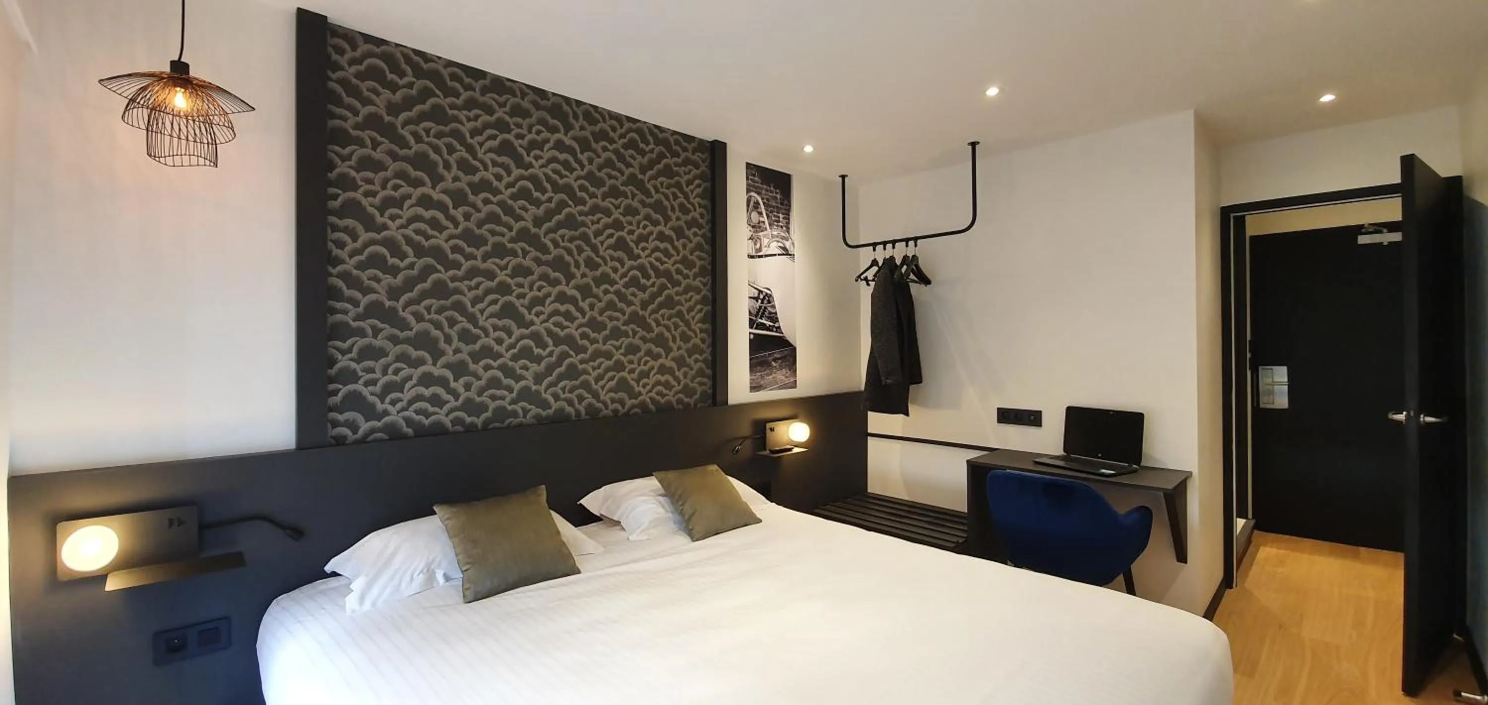 Photo of the whole room, Bed in The Originals Boutique, Hôtel La Chaussairie, Rennes Sud