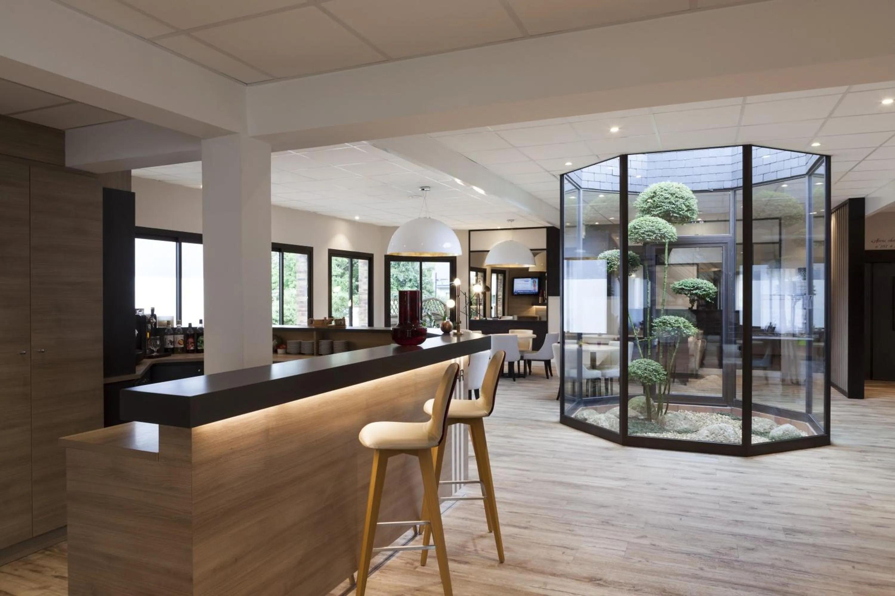 Lounge or bar in The Originals Boutique, Hôtel La Chaussairie, Rennes Sud