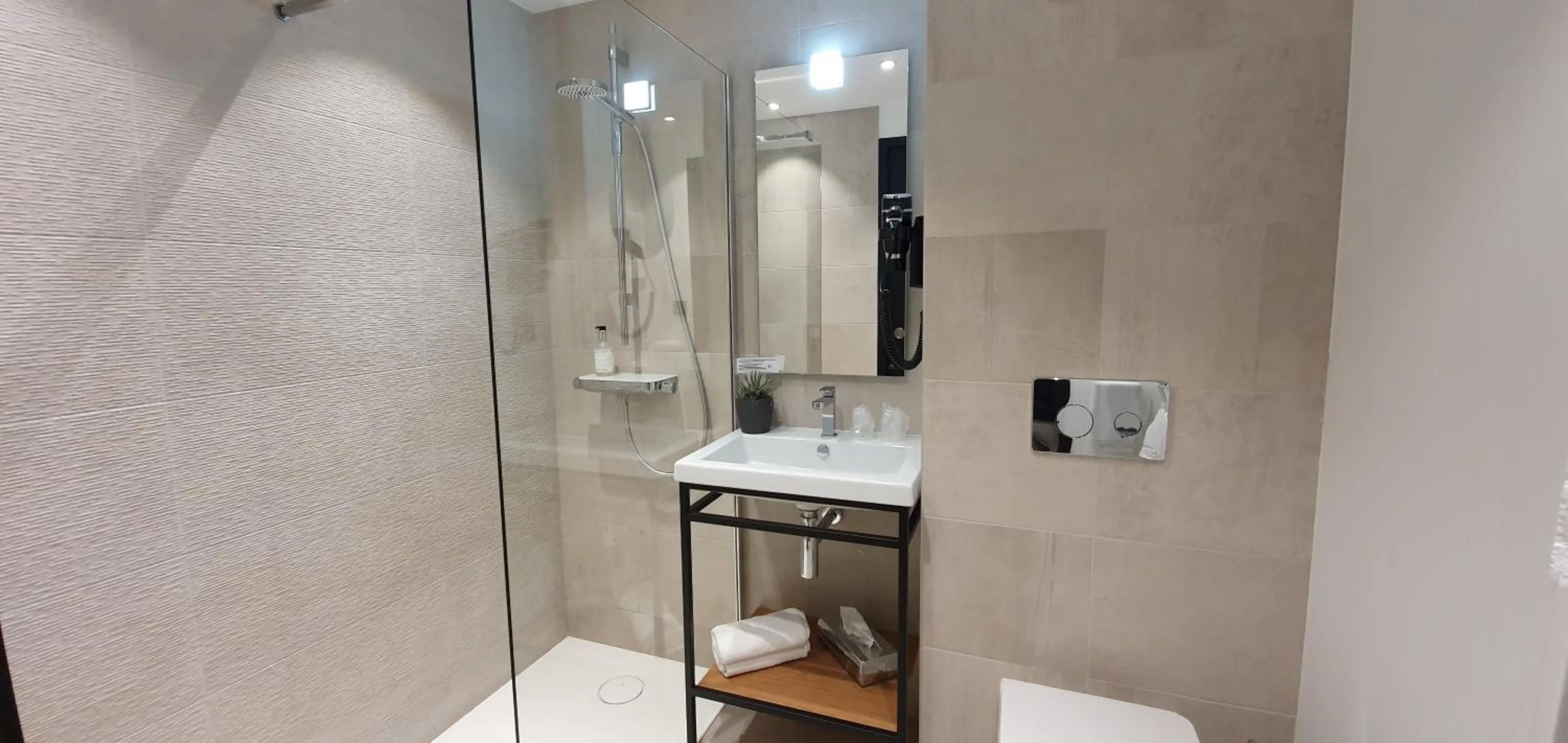 Bathroom in The Originals Boutique, Hôtel La Chaussairie, Rennes Sud