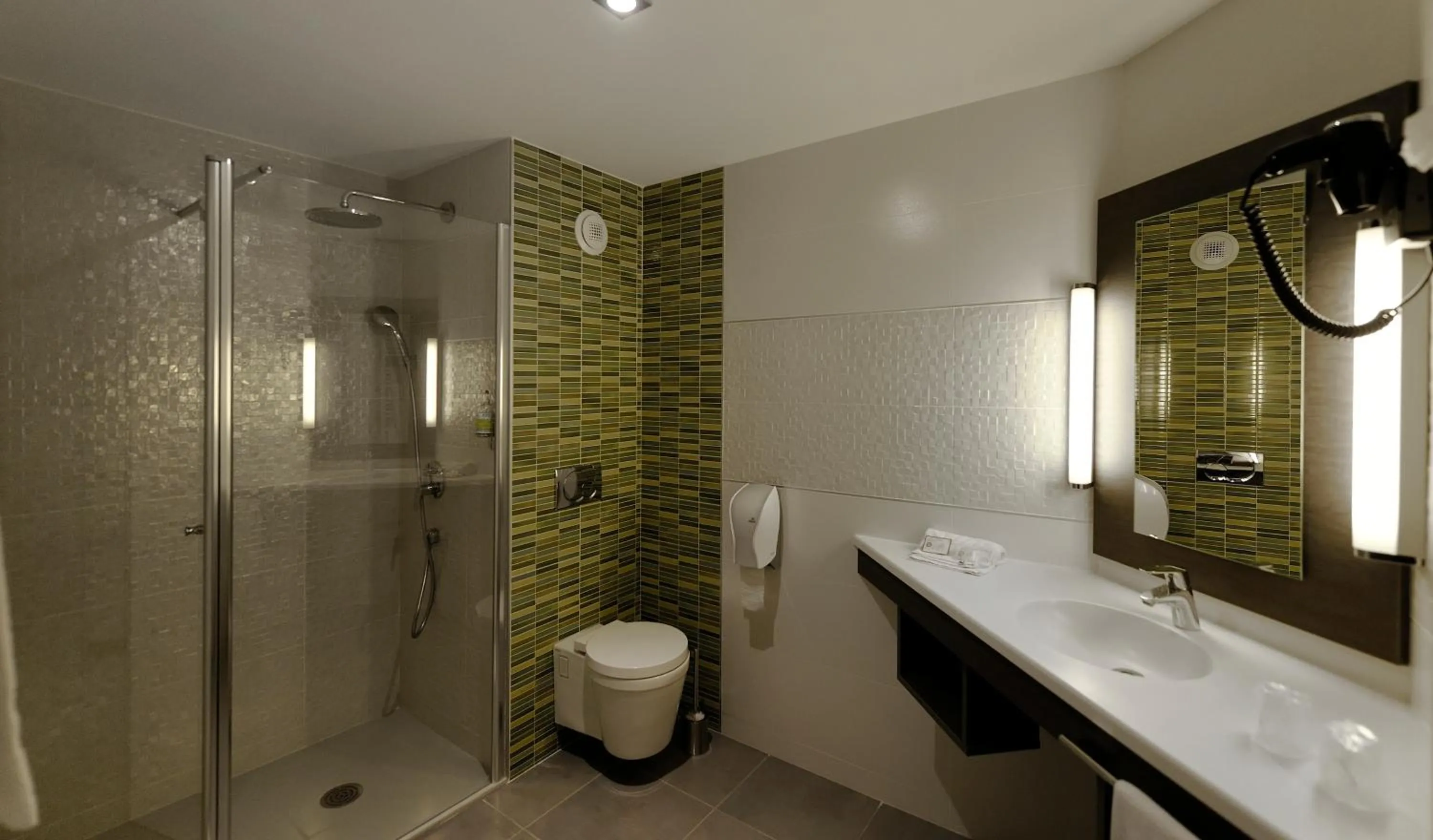 Bathroom in The Originals Boutique, Hôtel La Chaussairie, Rennes Sud