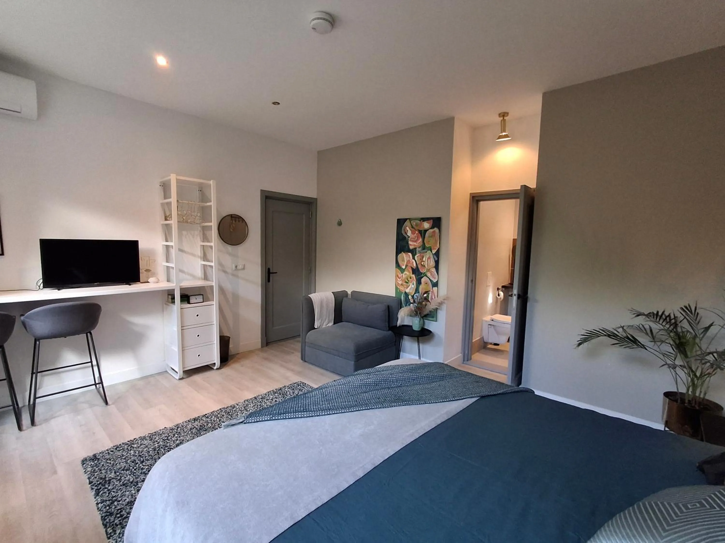 Photo of the whole room, Bed in Inn the Green