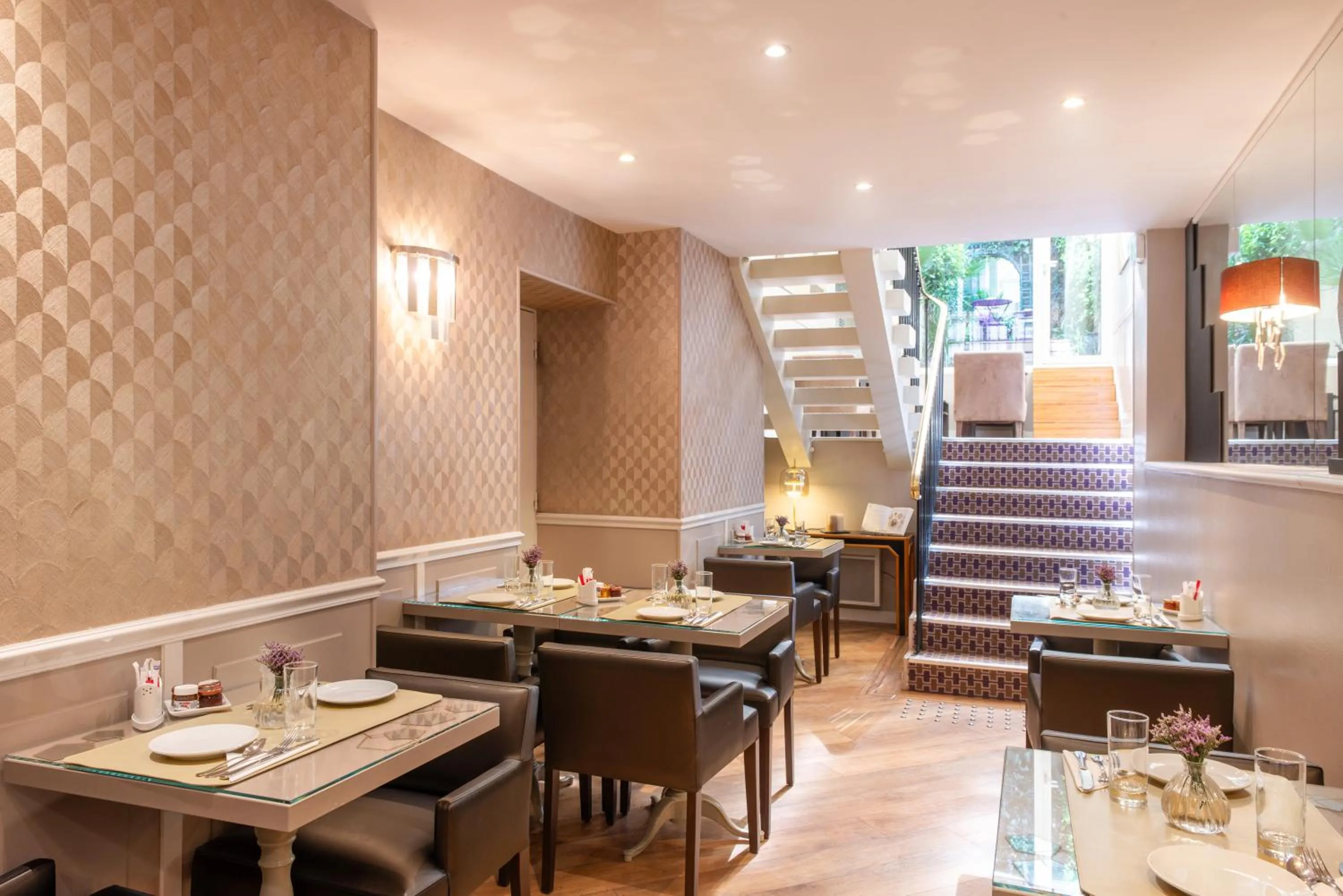 Lobby or reception in Hôtel Galileo Champs Elysées