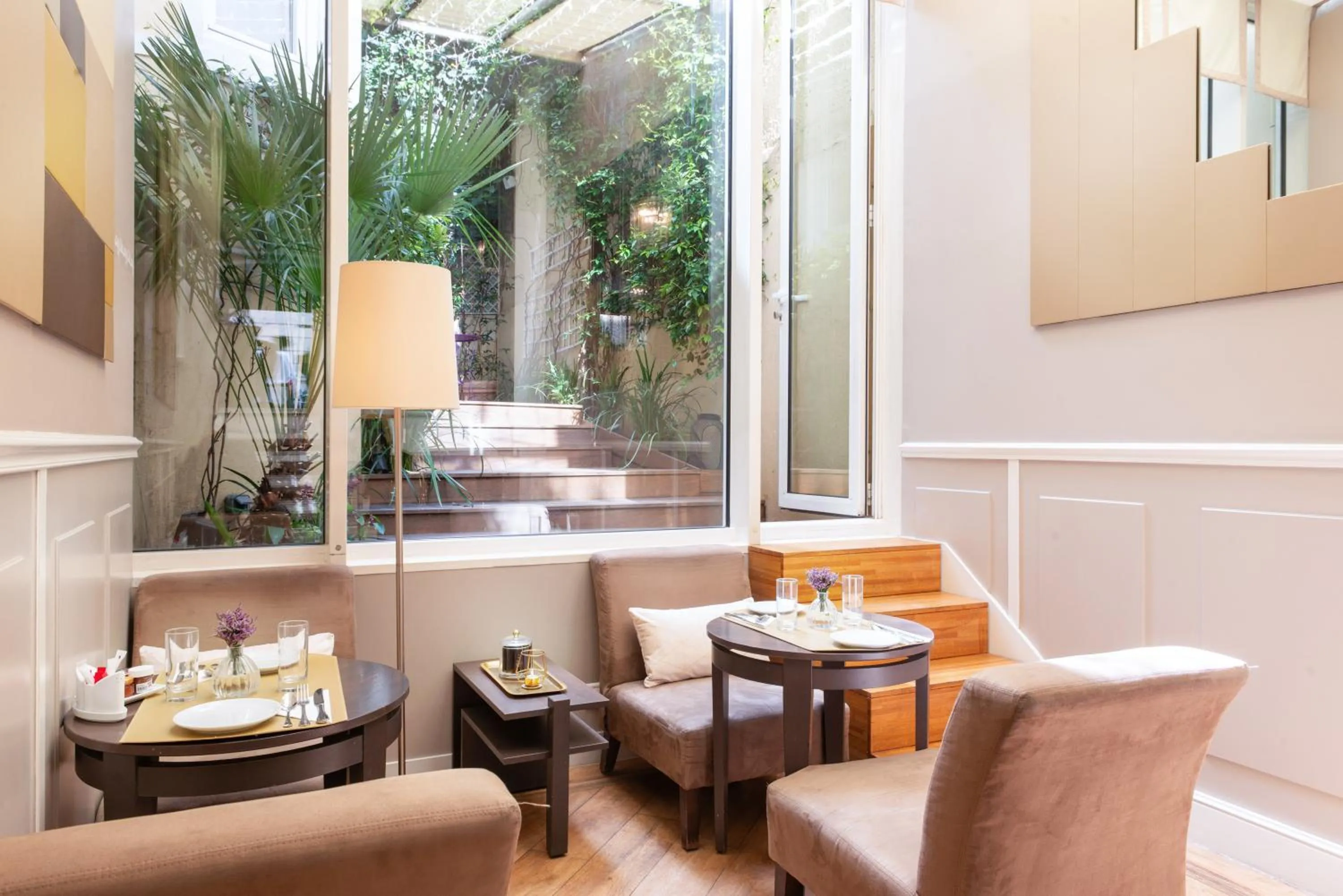 Lounge or bar in Hôtel Galileo Champs Elysées