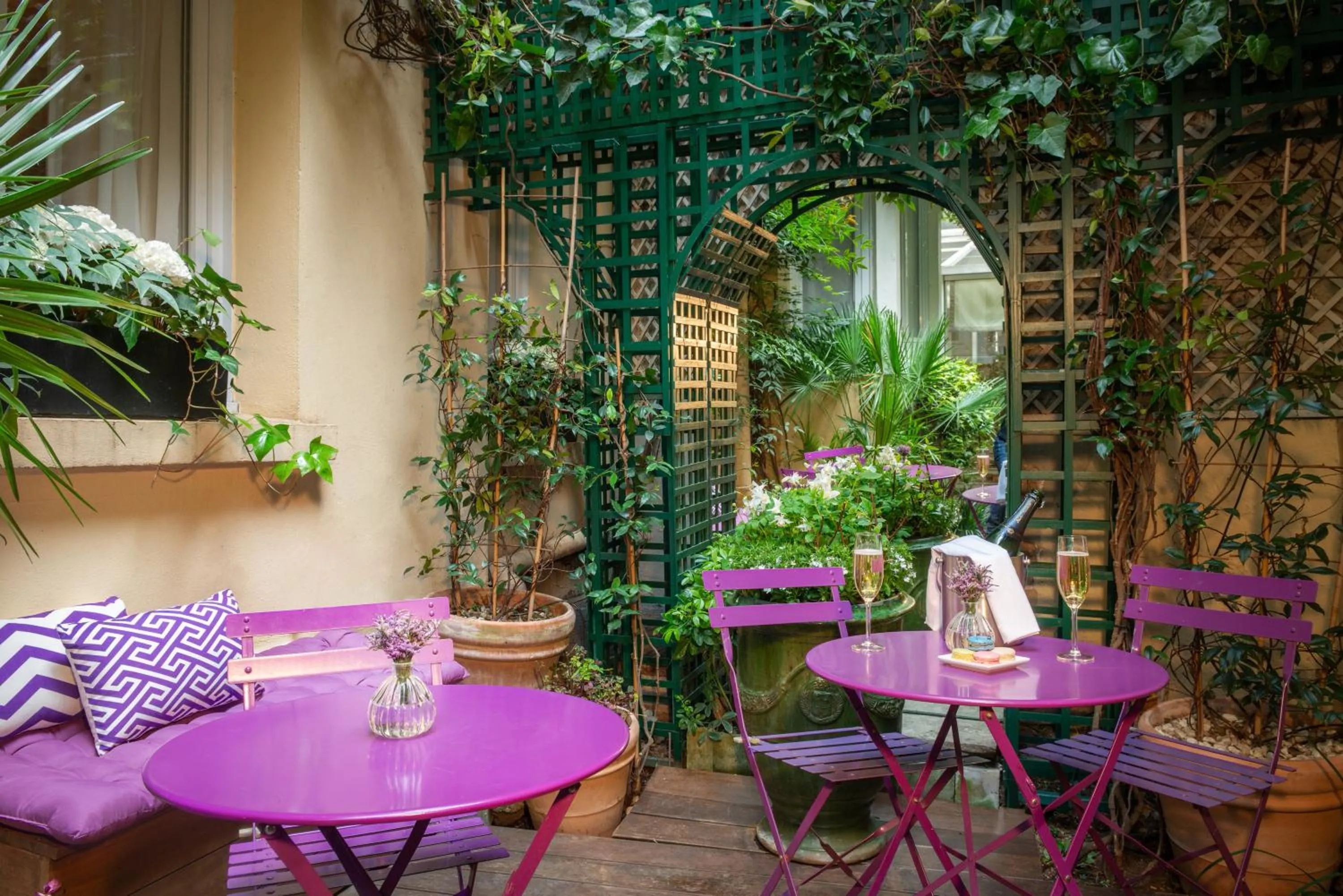 Patio in Hôtel Galileo Champs Elysées