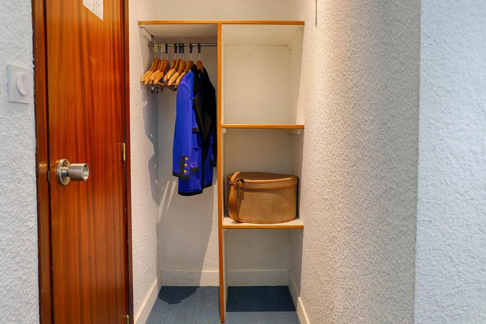 wardrobe in Hotel Le Branhoc - Brit Hotel Auray