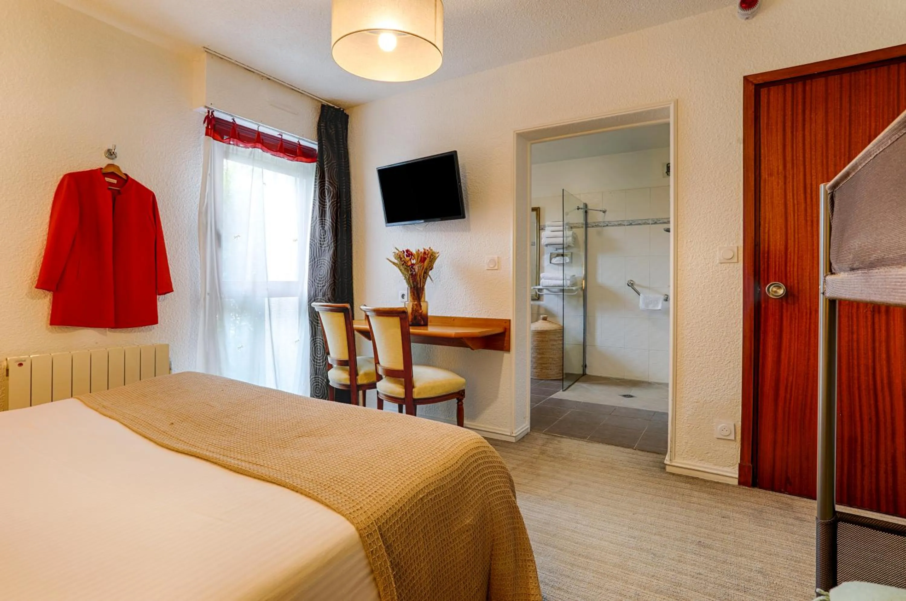 Photo of the whole room, Bed in Hotel Le Branhoc - Brit Hotel Auray