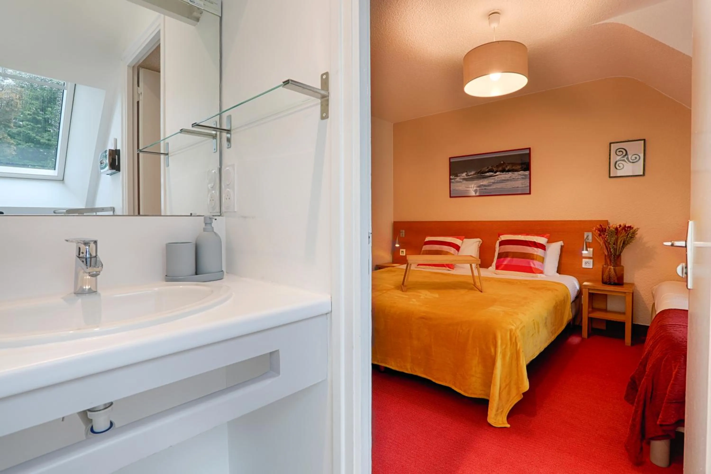 Bathroom, Bed in Hotel Le Branhoc - Brit Hotel Auray