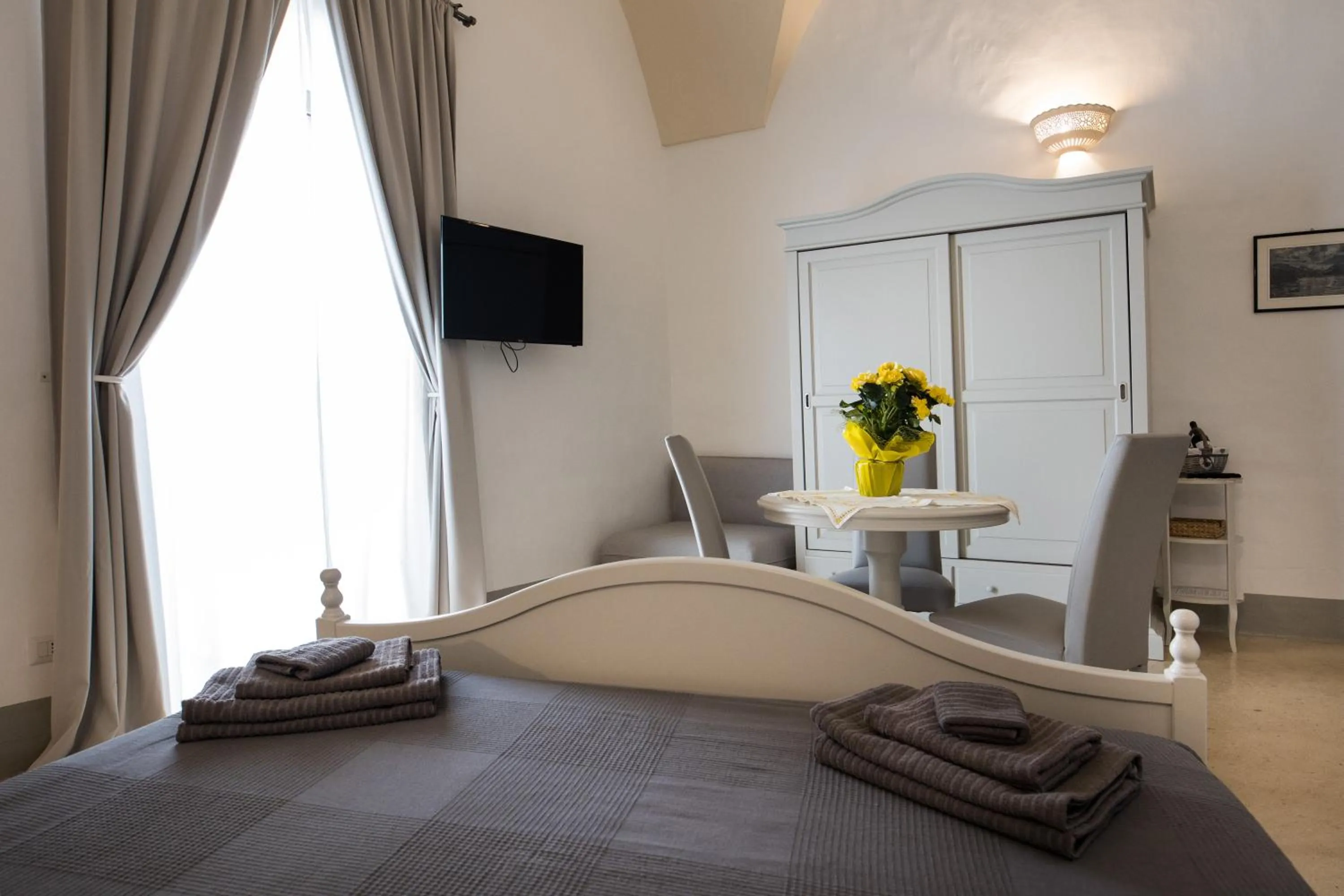 Photo of the whole room in Le Finestre Su Porta Carrese - Luxury Rooms