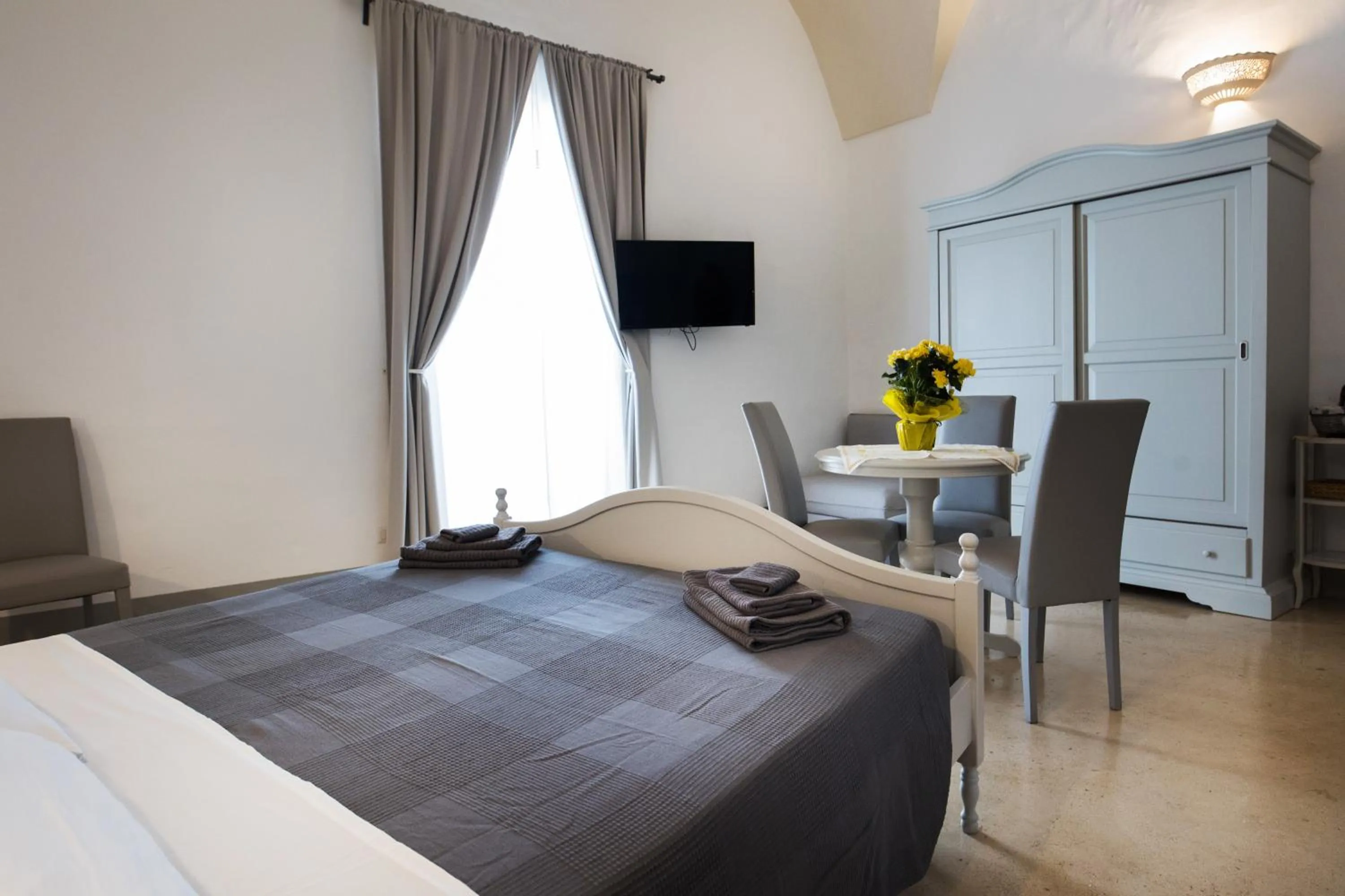 Photo of the whole room in Le Finestre Su Porta Carrese - Luxury Rooms