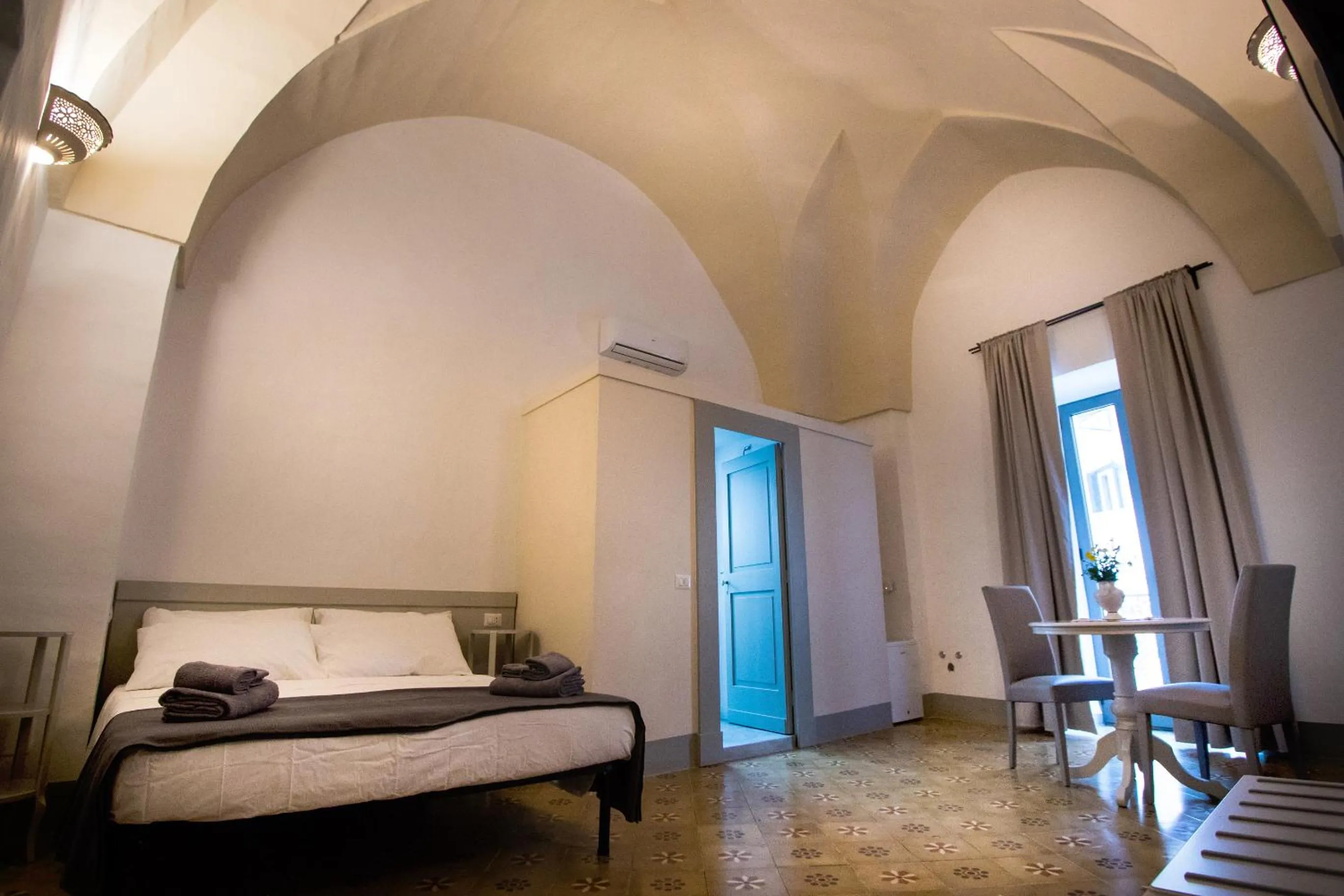 Photo of the whole room in Le Finestre Su Porta Carrese - Luxury Rooms