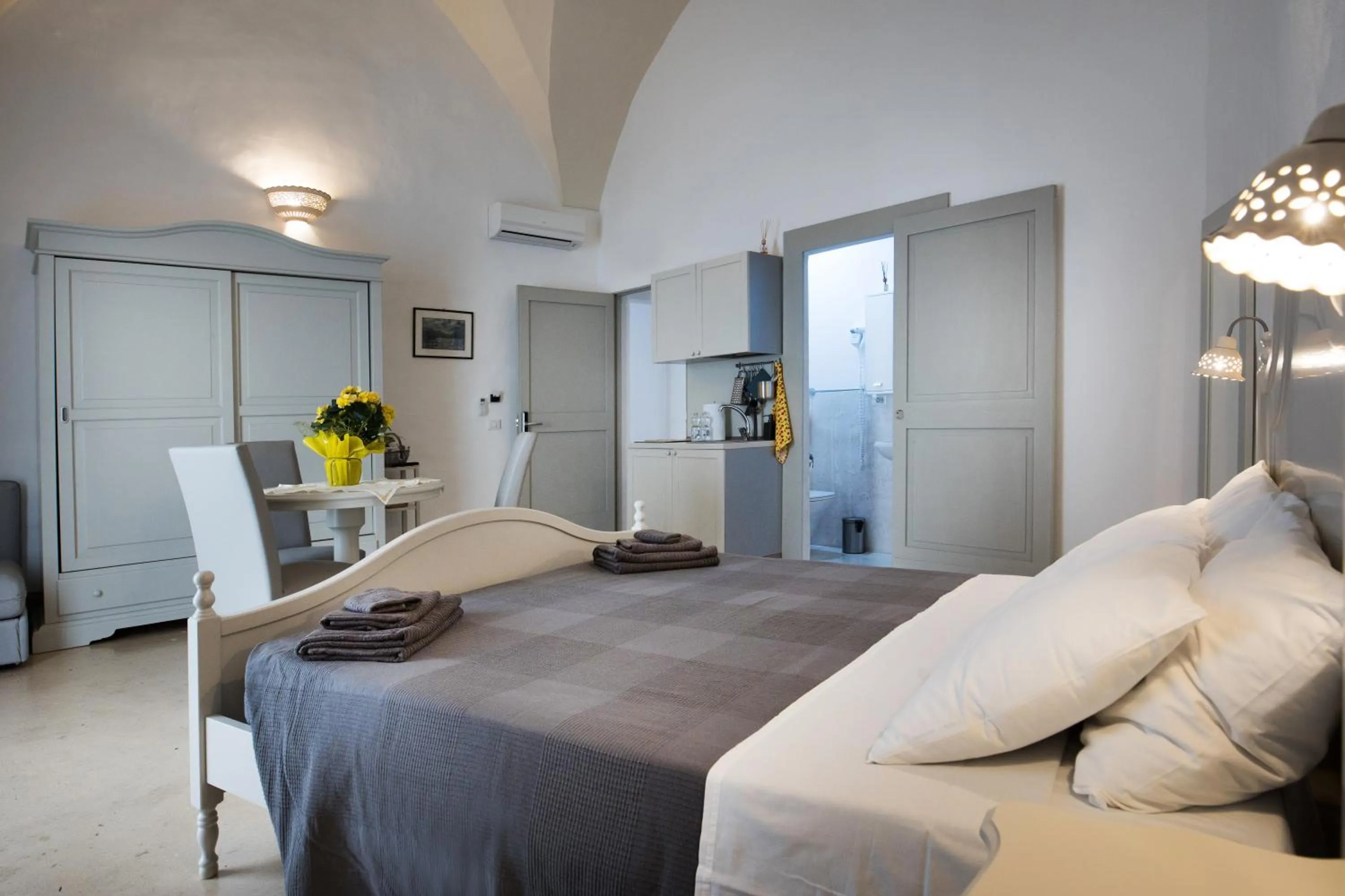 Photo of the whole room in Le Finestre Su Porta Carrese - Luxury Rooms