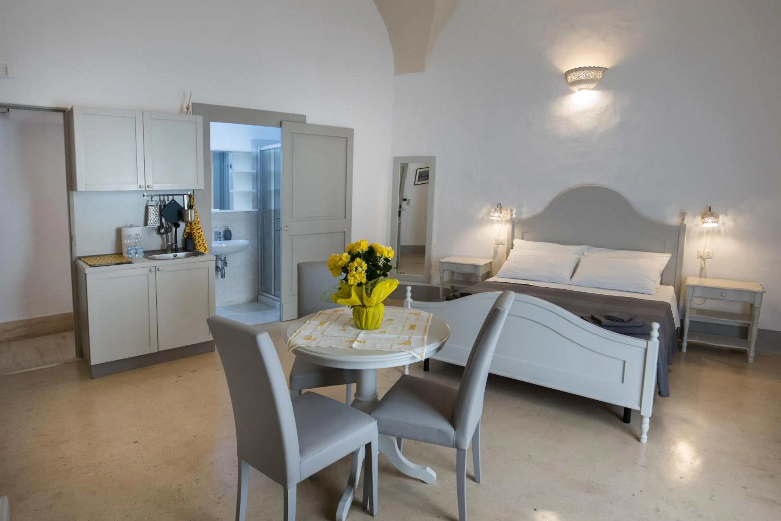 Kitchen or kitchenette in Le Finestre Su Porta Carrese - Luxury Rooms