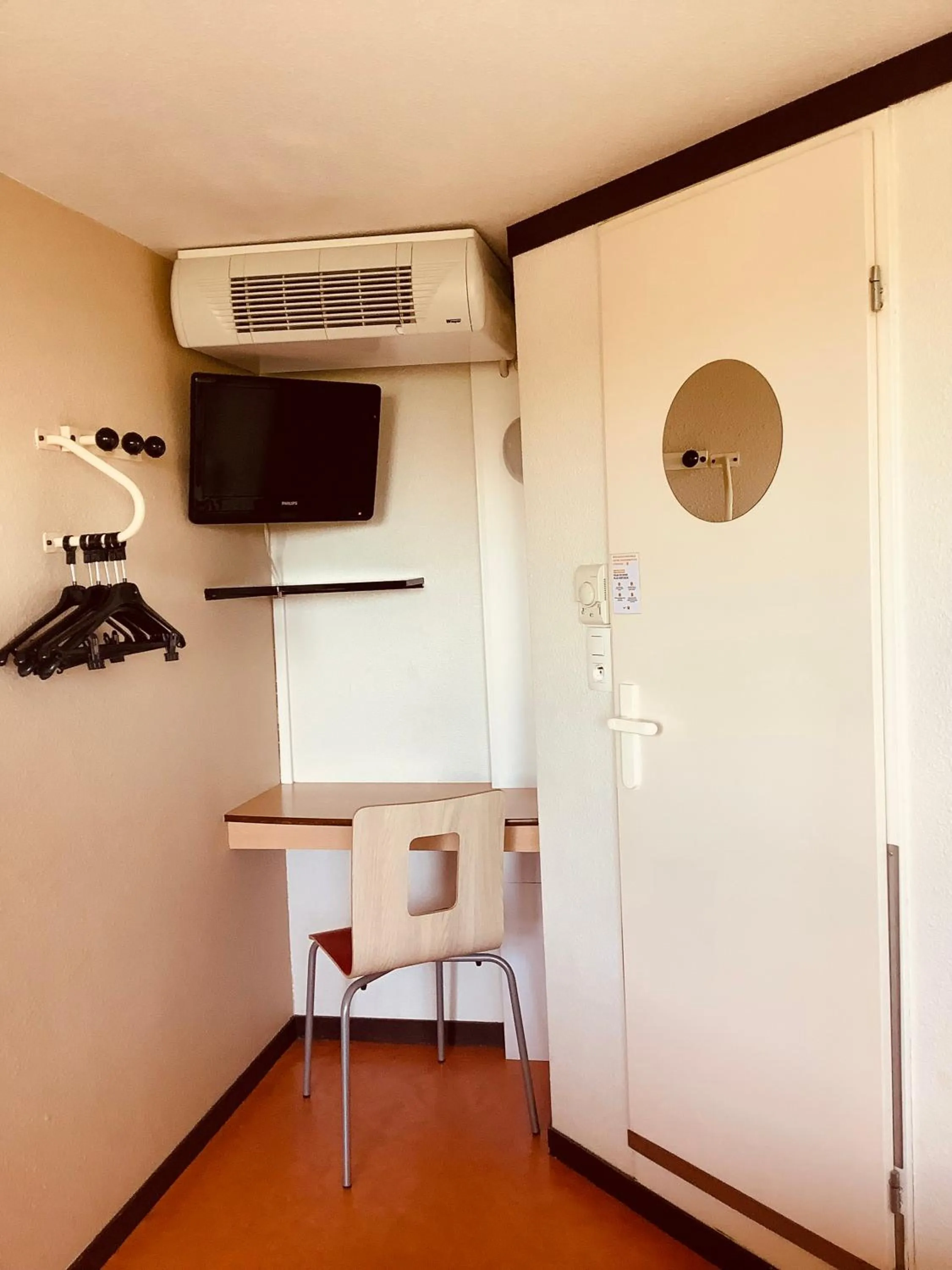 TV and multimedia in Première Classe Chateauroux - Saint Maur