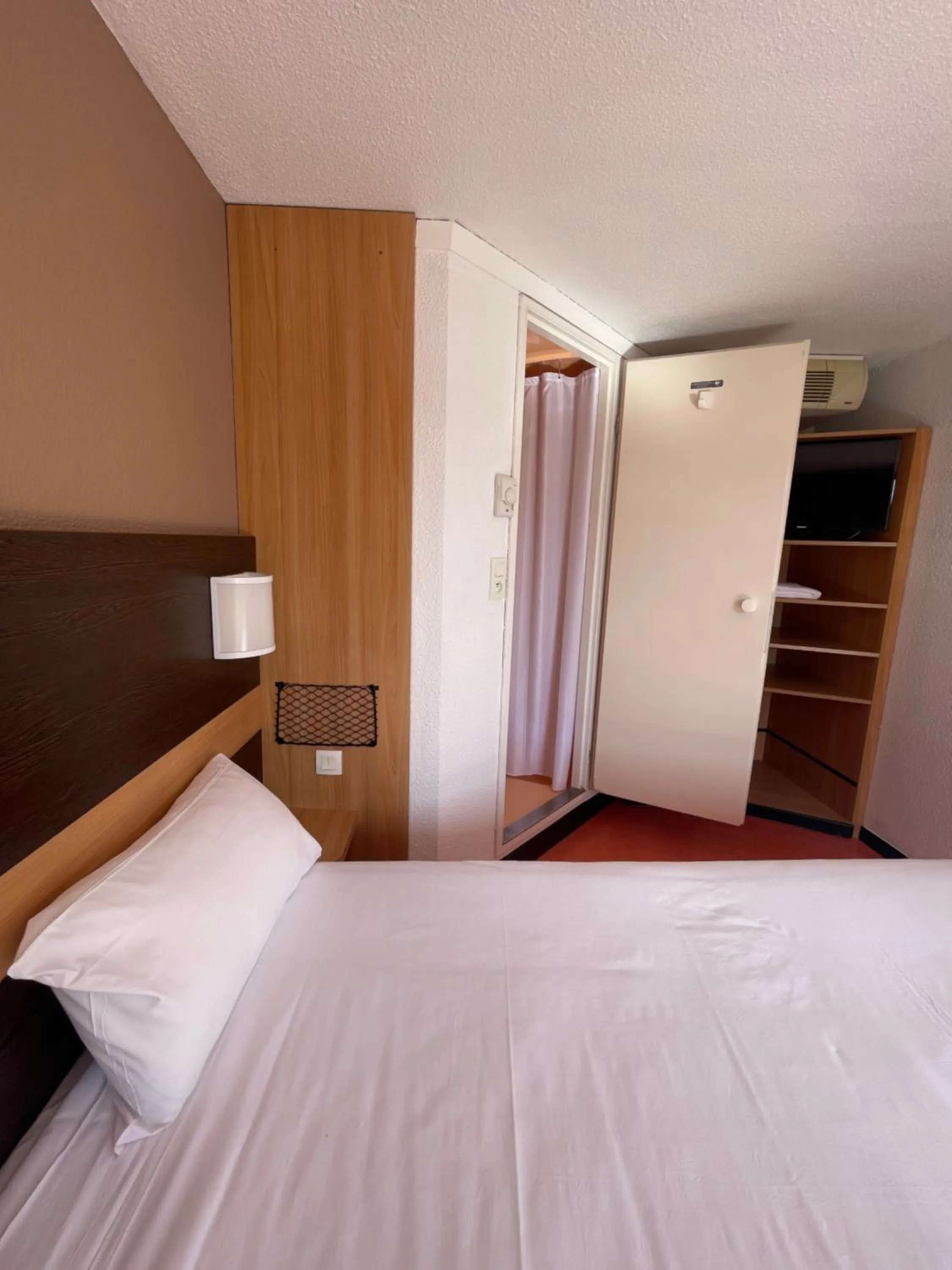 Bedroom, Bed in Premiere Classe Amiens Est - Glisy