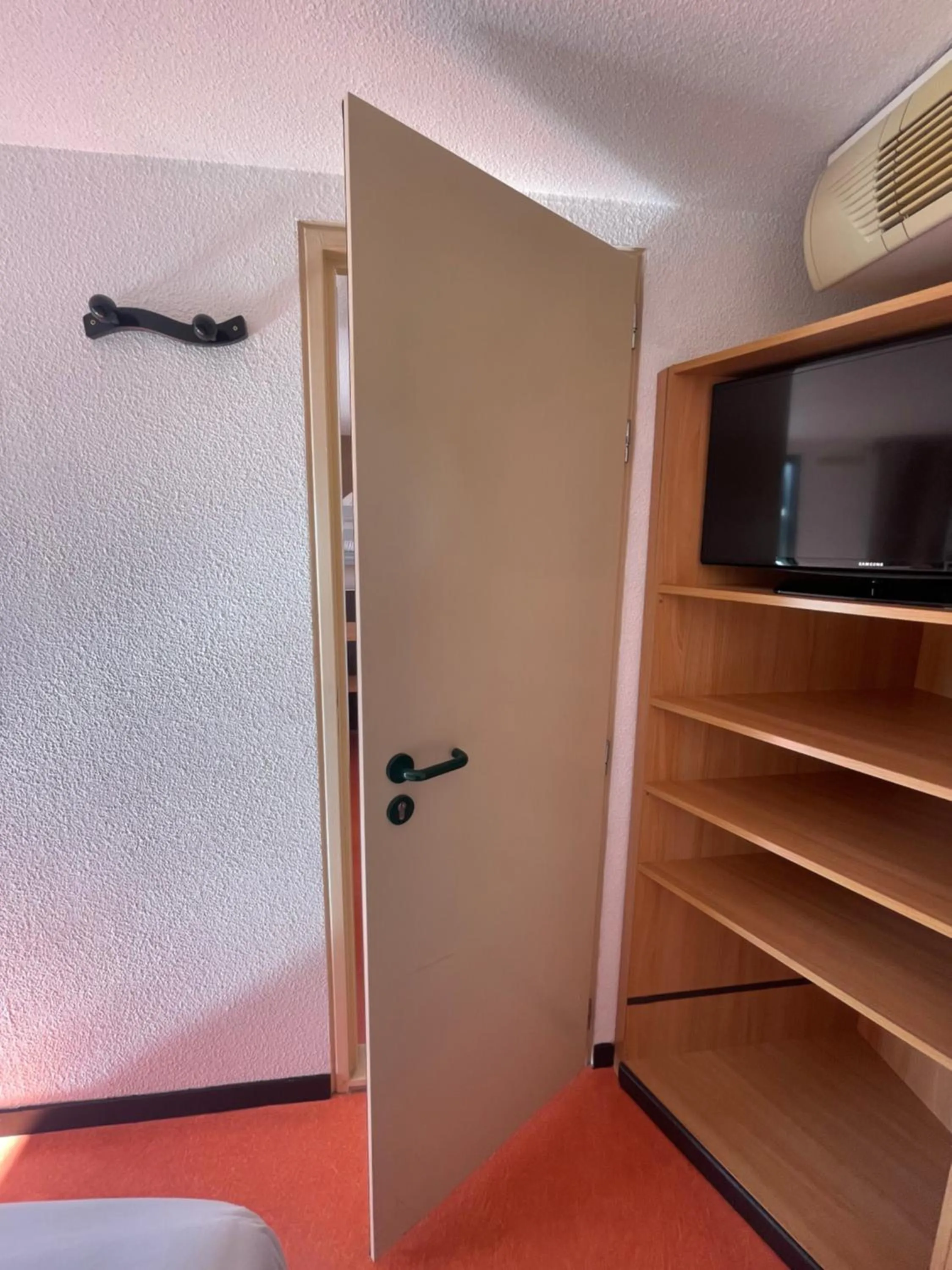 wardrobe in Premiere Classe Amiens Est - Glisy