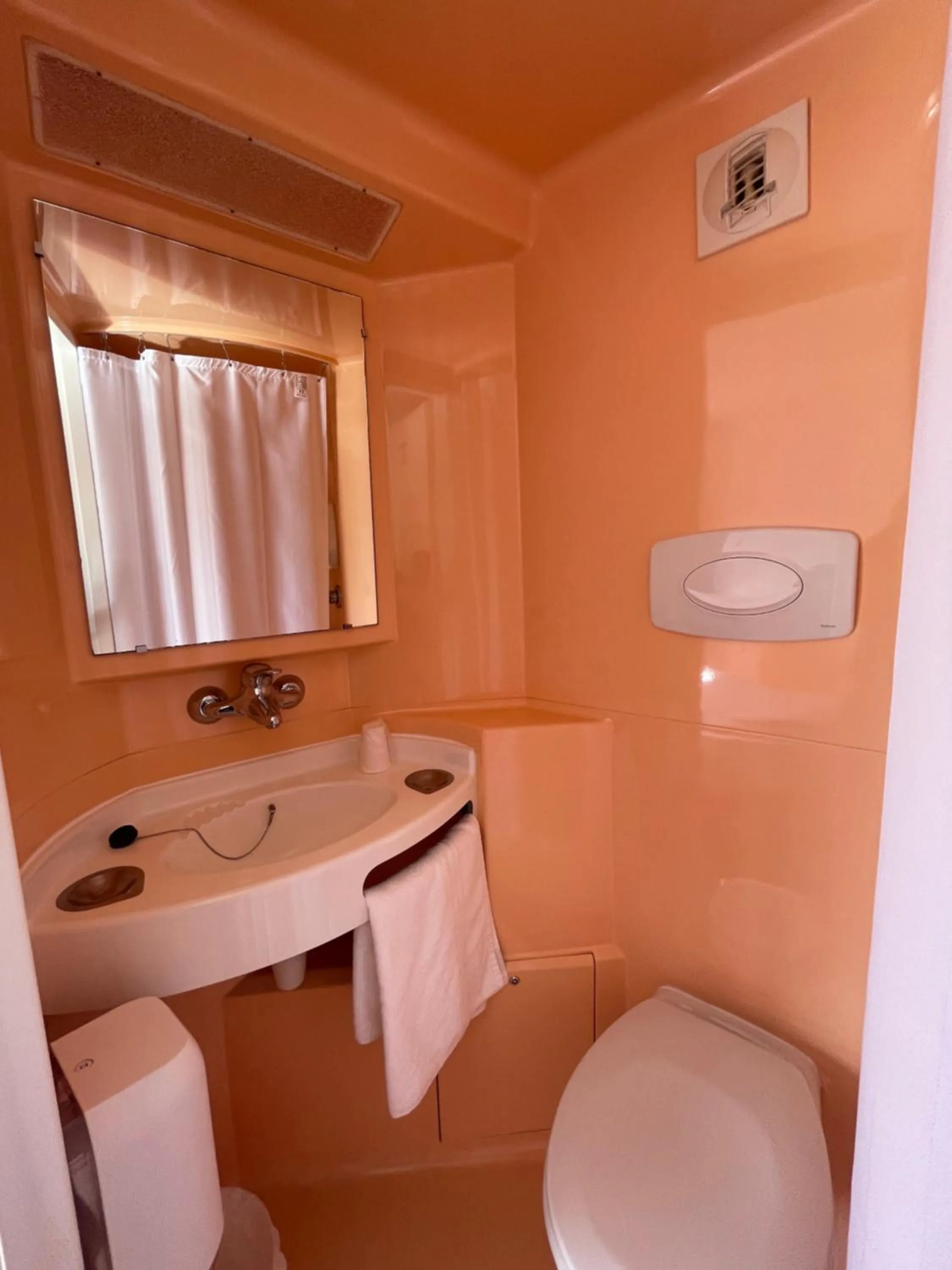 Bathroom in Premiere Classe Amiens Est - Glisy