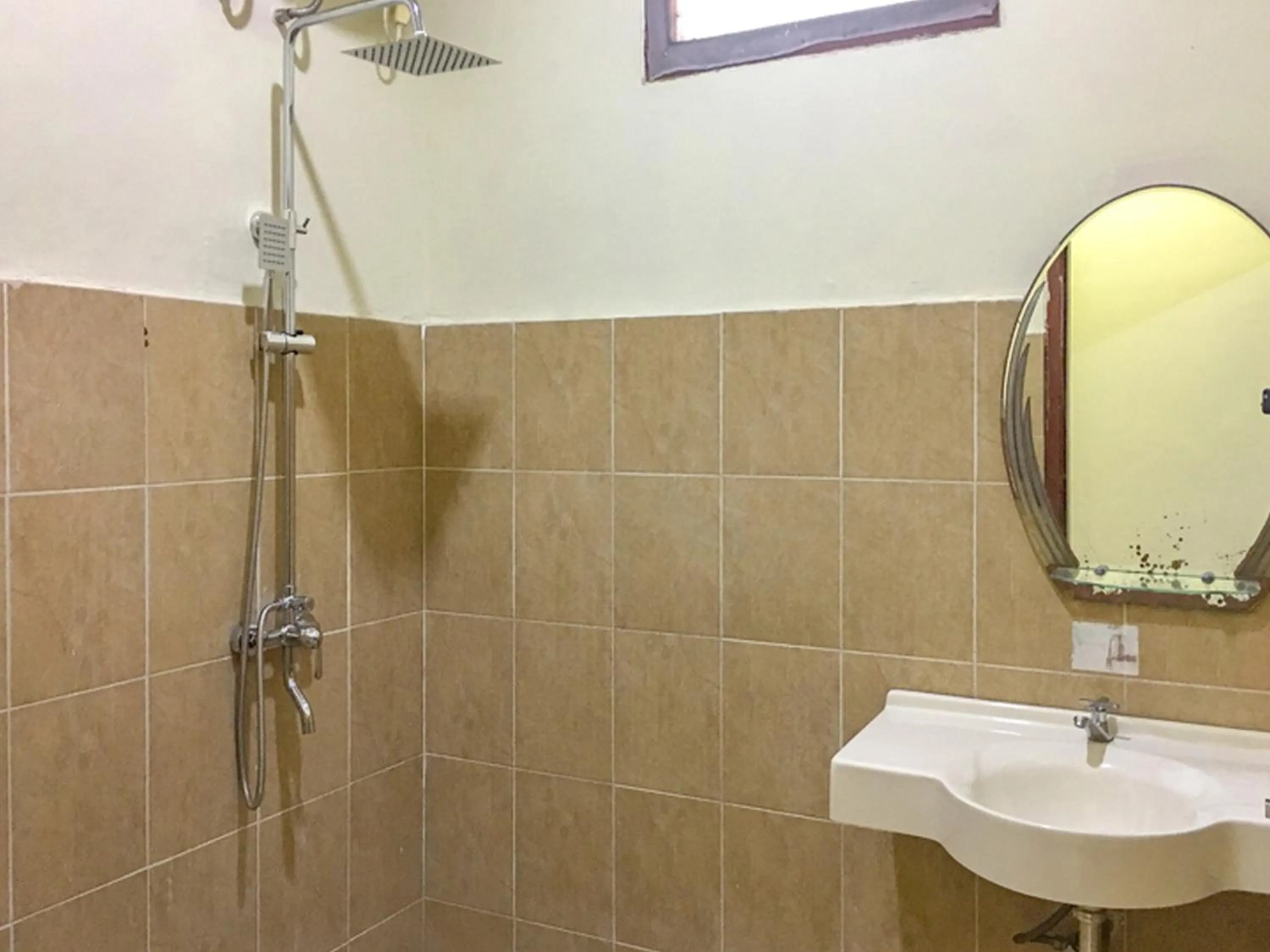 Bathroom in SMESA Edotel Syariah Surabaya Mitra RedDoorz