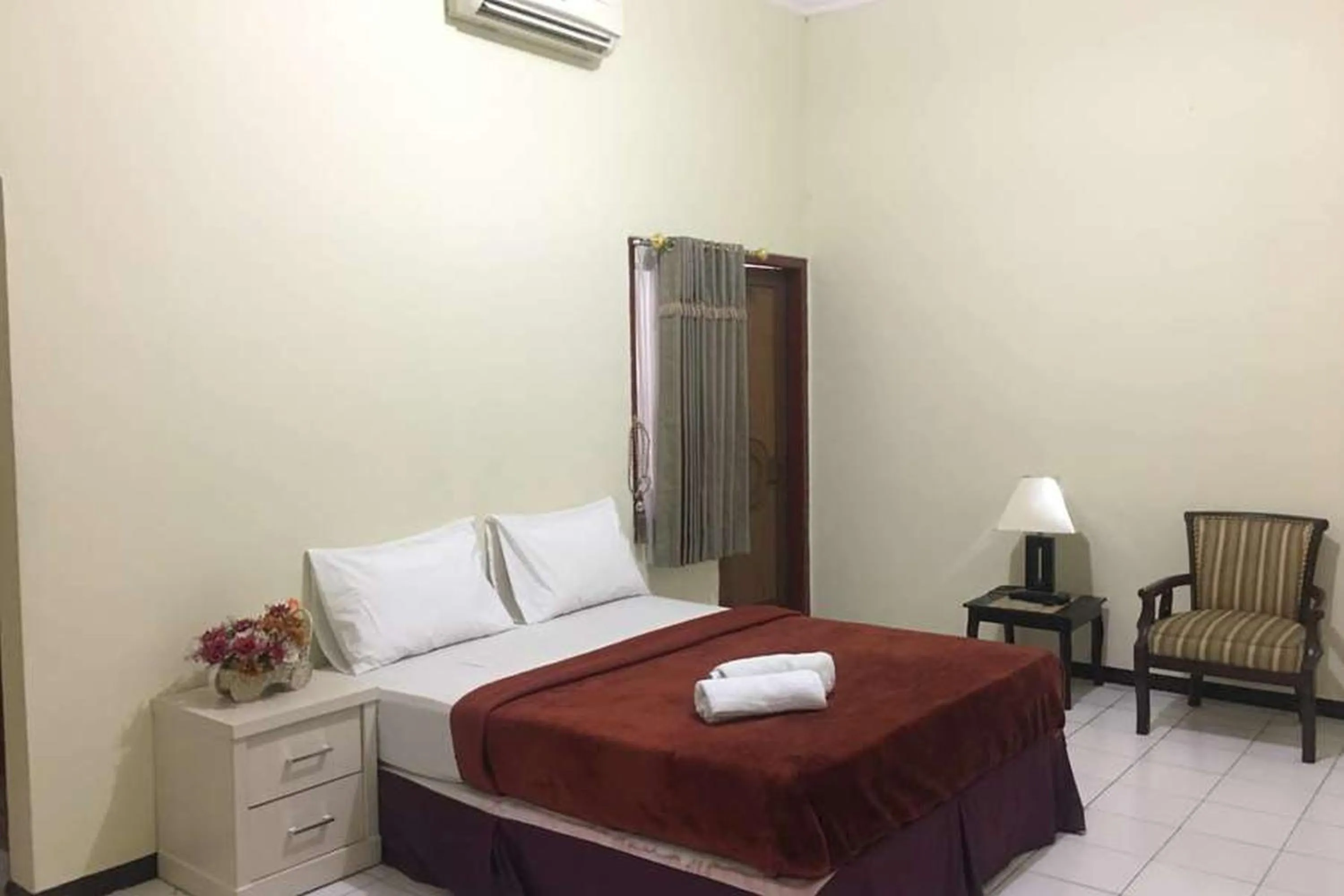 Bed in SMESA Edotel Syariah Surabaya Mitra RedDoorz