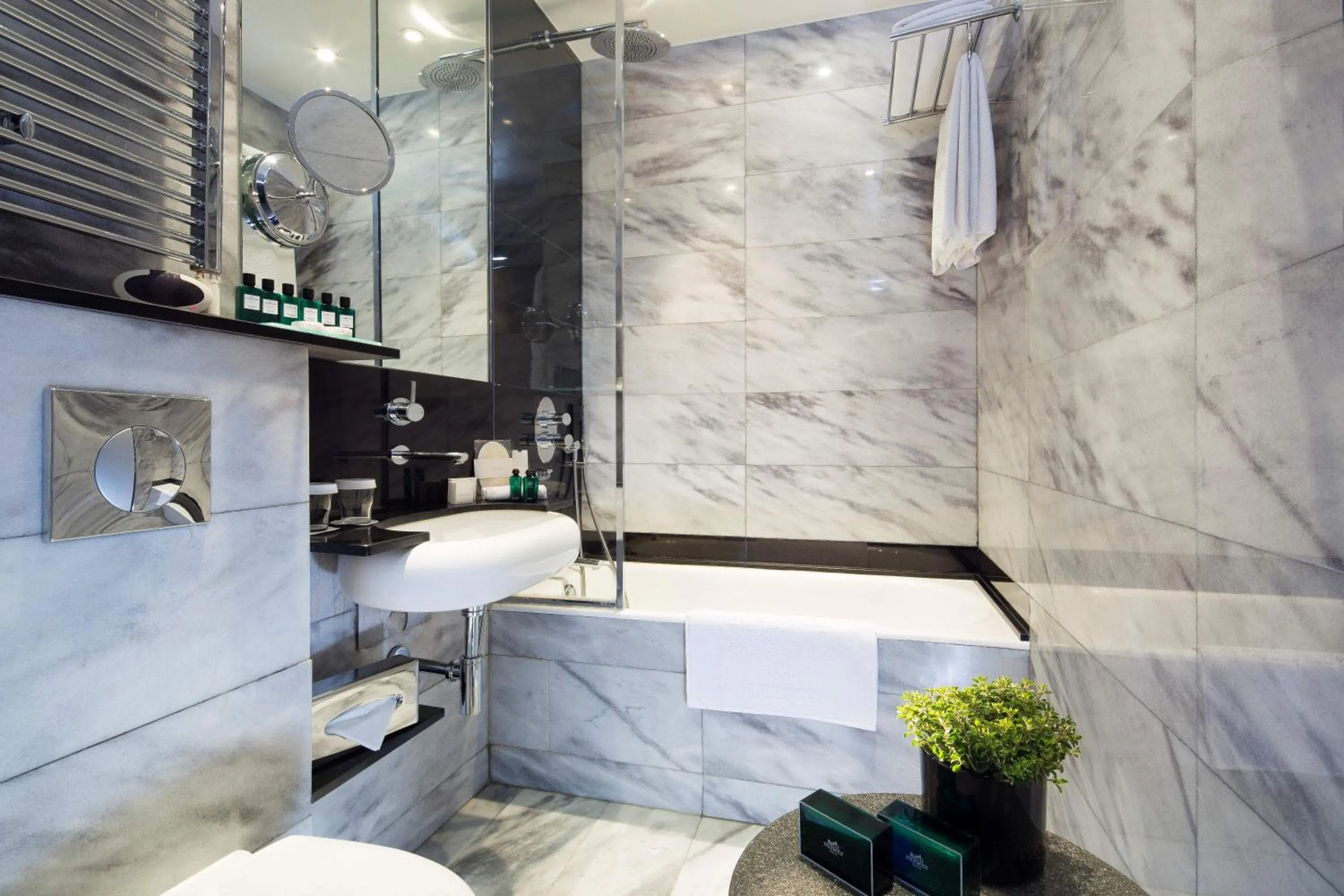 Bathroom in Hotel Lumen Paris Louvre