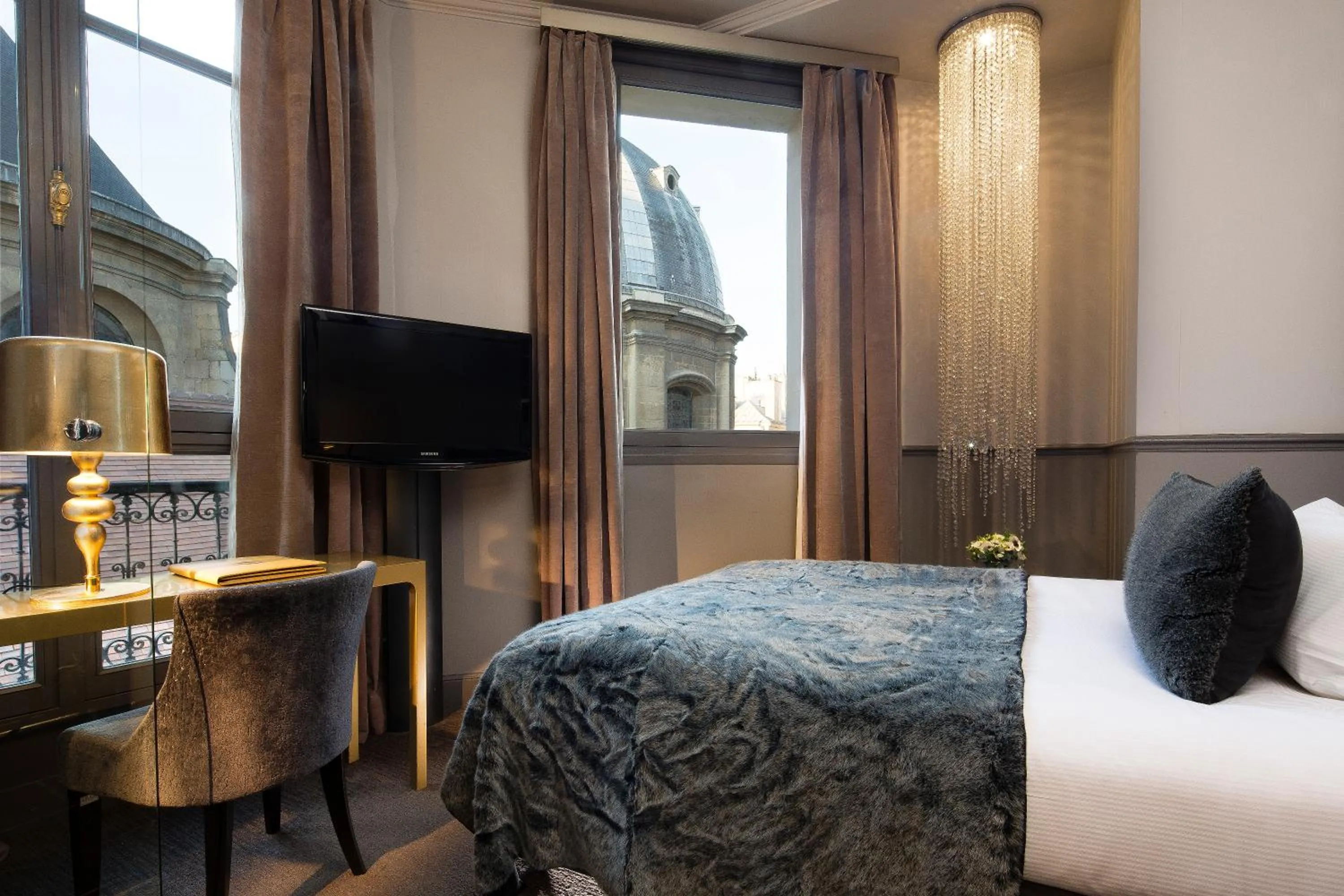 City view, Bed in Hotel Lumen Paris Louvre