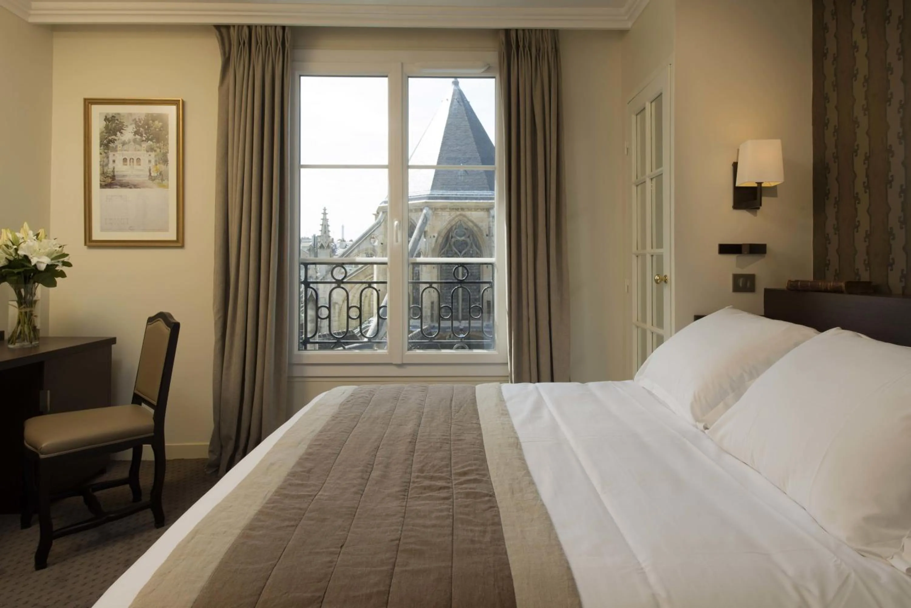 Photo of the whole room, Bed in Hôtel Henri IV Rive Gauche