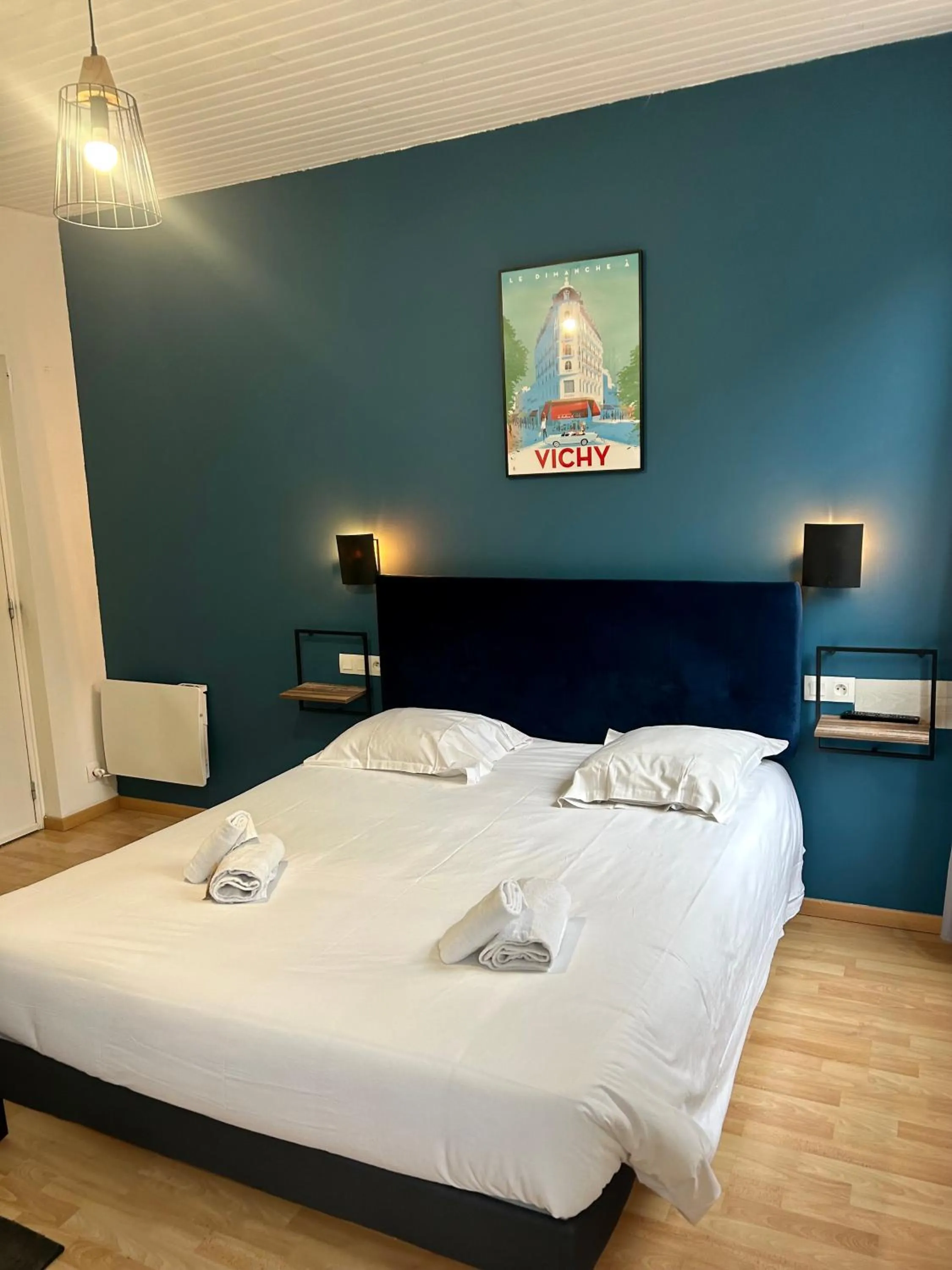 TV and multimedia, Bed in Hôtel & Restaurant Le Patio VICHY