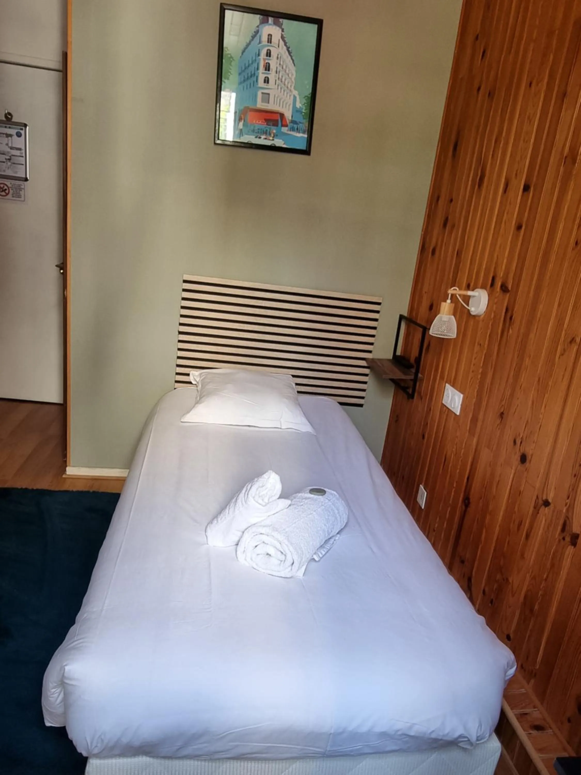 Bed in Hôtel & Restaurant Le Patio VICHY