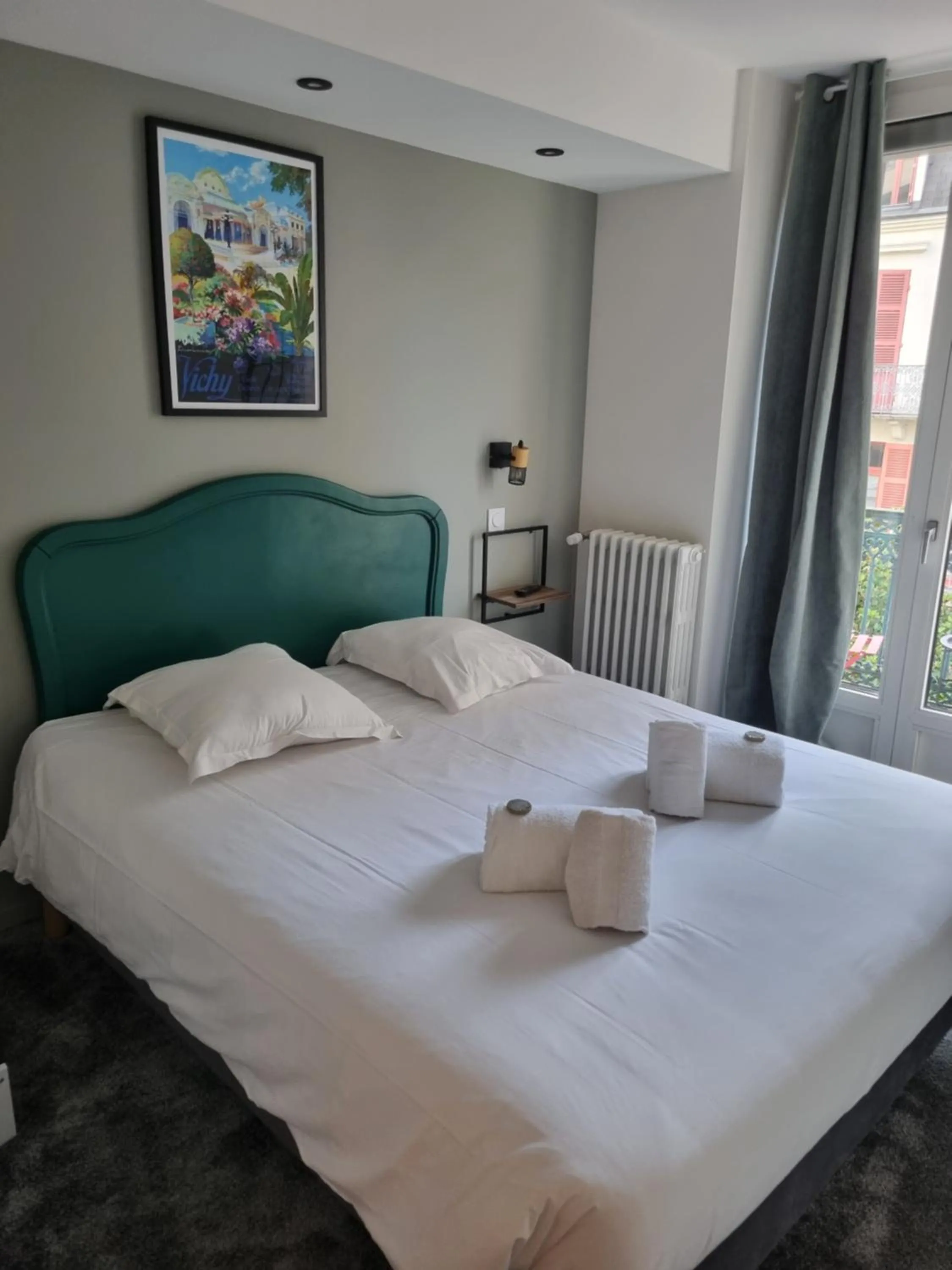 Bed in Hôtel & Restaurant Le Patio VICHY